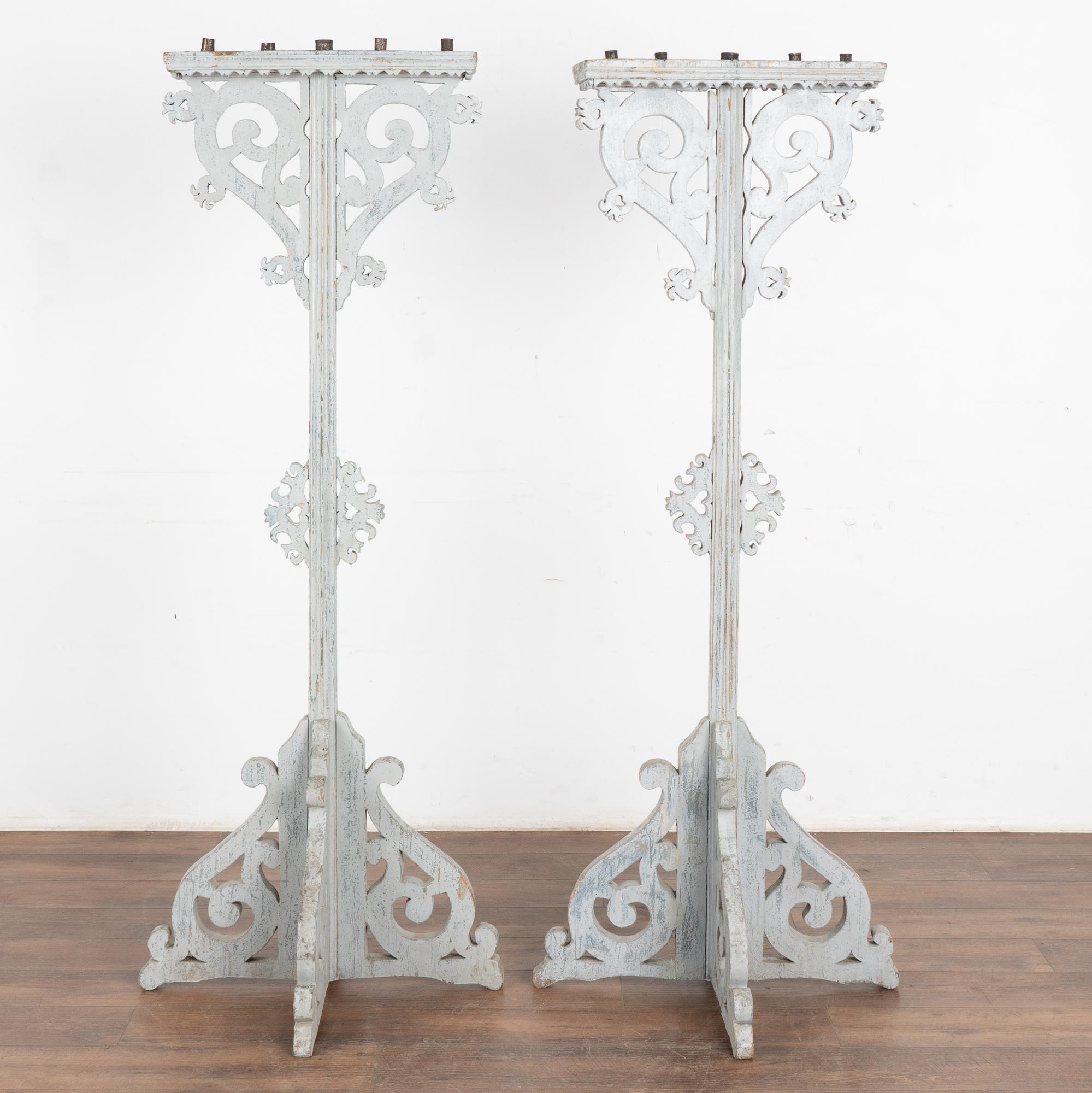 Paire de grands bougeoirs en pin peint en gris, vers 1890 en vente 4