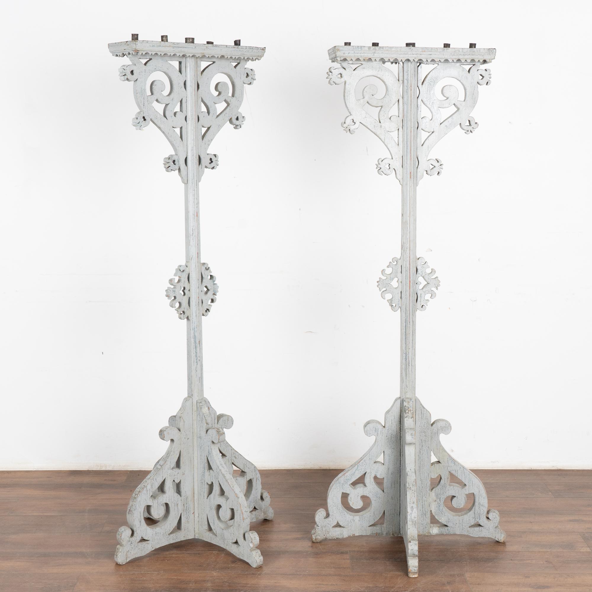 Romantique Paire de grands bougeoirs en pin peint en gris, vers 1890 en vente