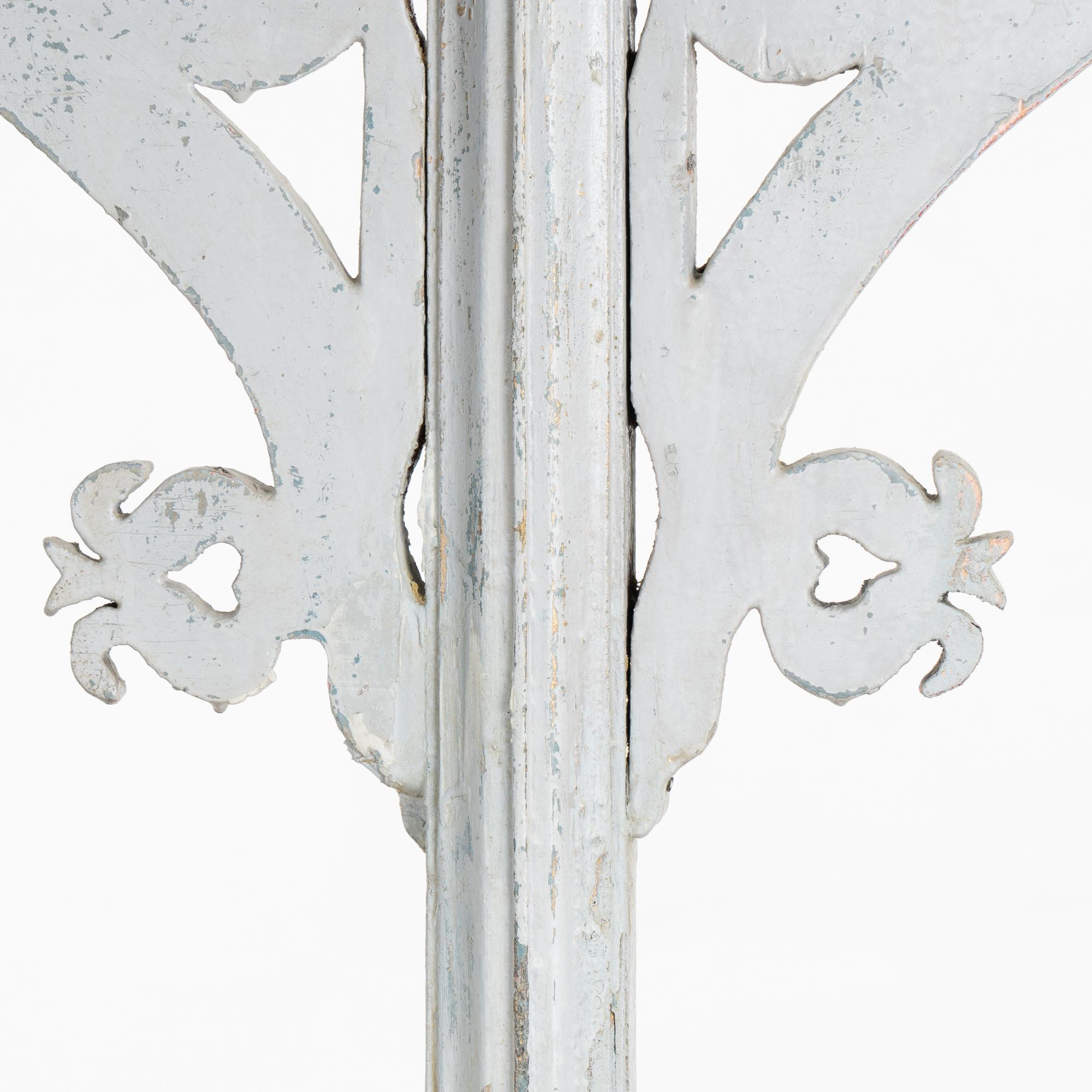 Paire de grands bougeoirs en pin peint en gris, vers 1890 Bon état - En vente à Round Top, TX