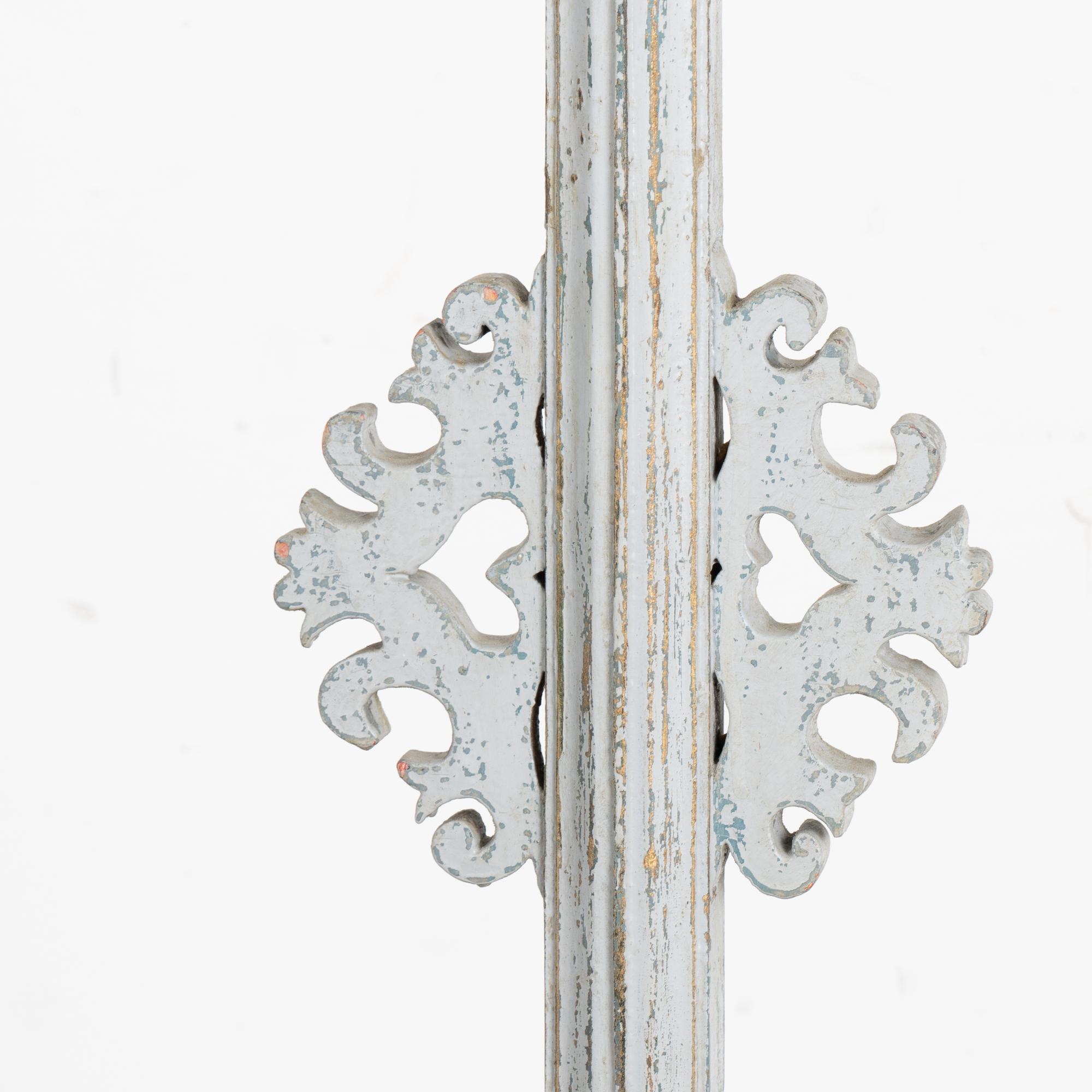 Pin Paire de grands bougeoirs en pin peint en gris, vers 1890 en vente