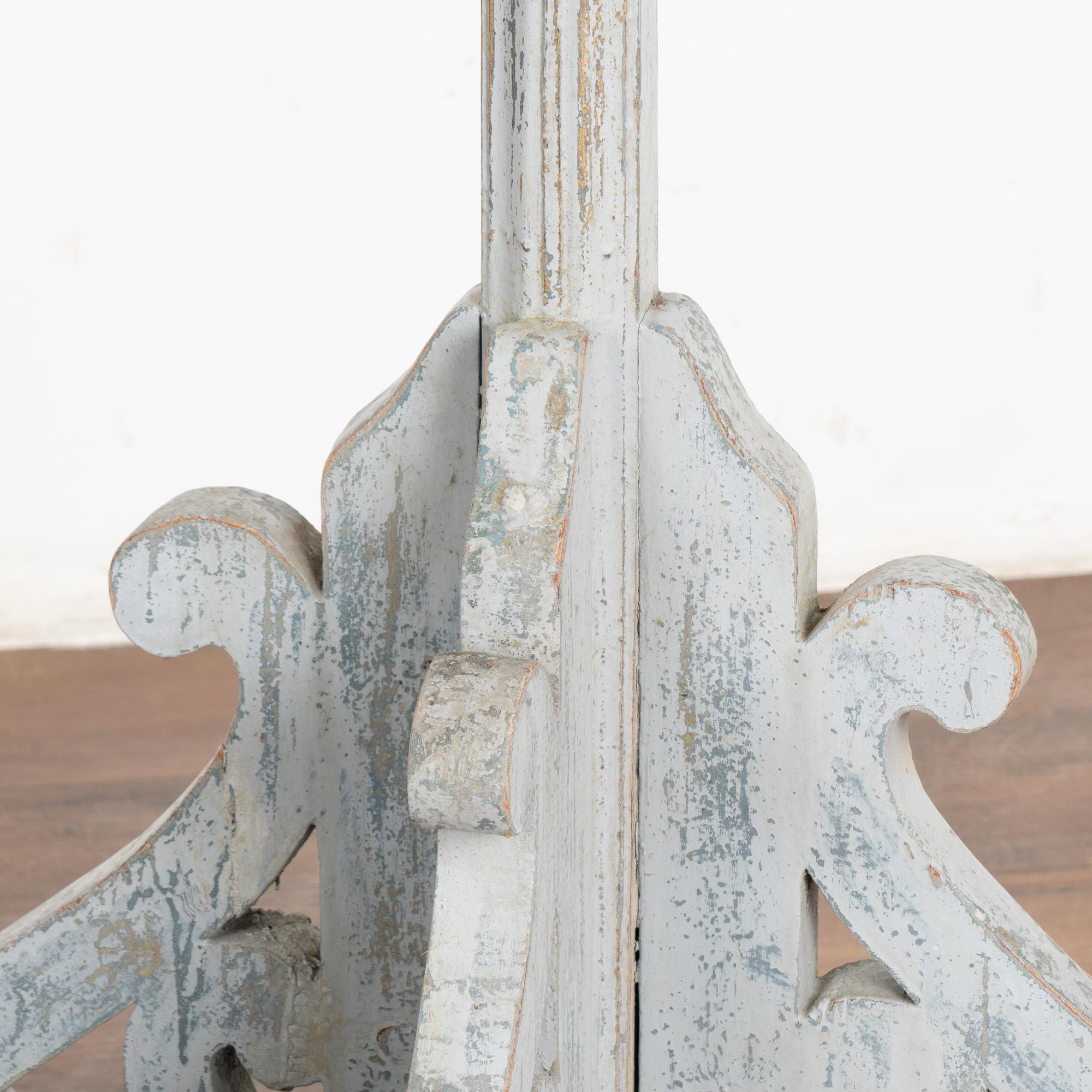 Paire de grands bougeoirs en pin peint en gris, vers 1890 en vente 1