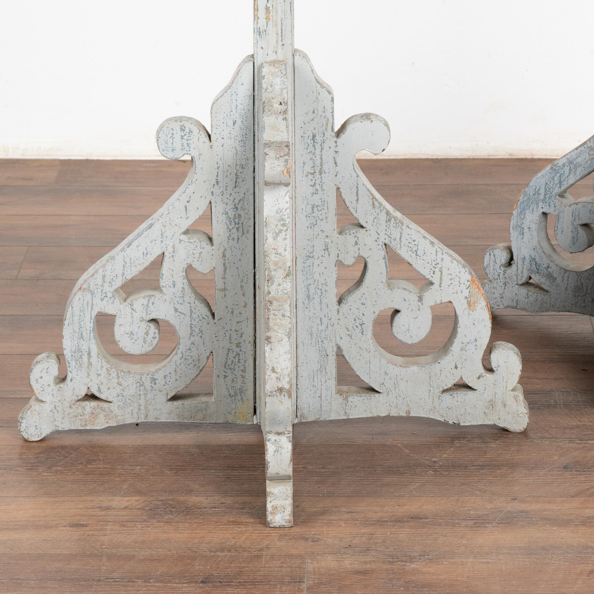 Paire de grands bougeoirs en pin peint en gris, vers 1890 en vente 2