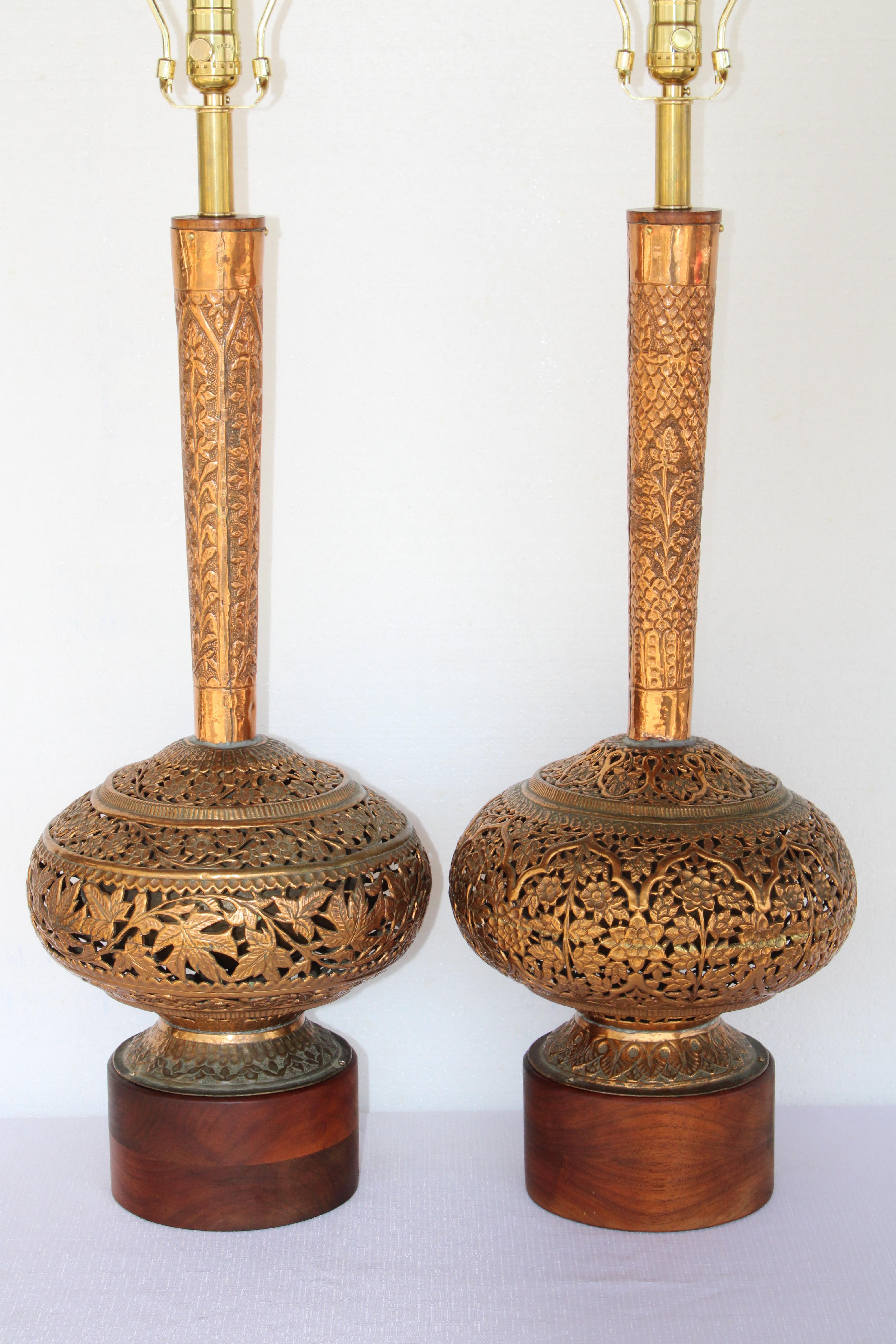 Pareja de Lámparas de Mesa Altas Indo Persas de Cobre Morisco en venta