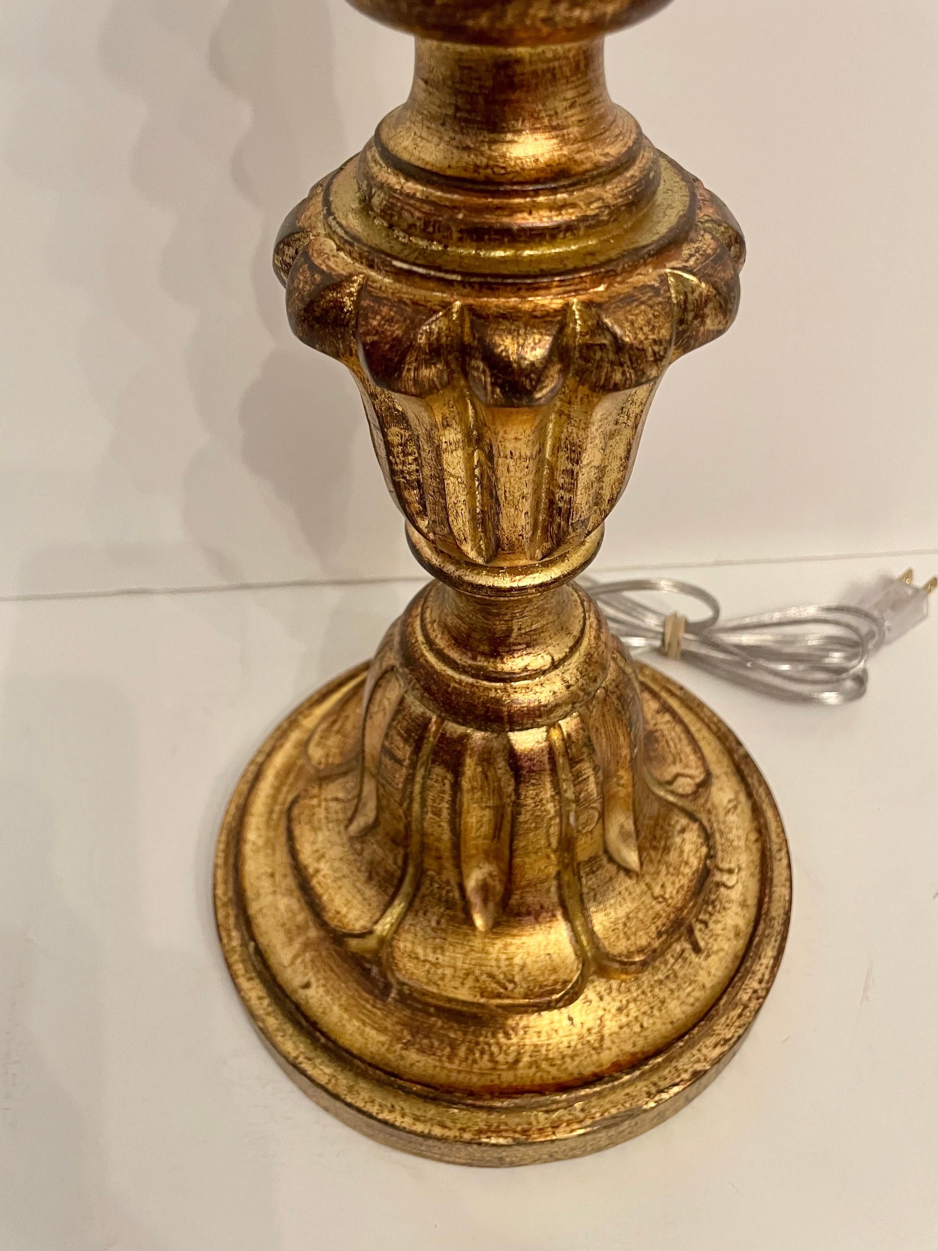 Paire de grandes lampes italiennes en bois doré en vente 5