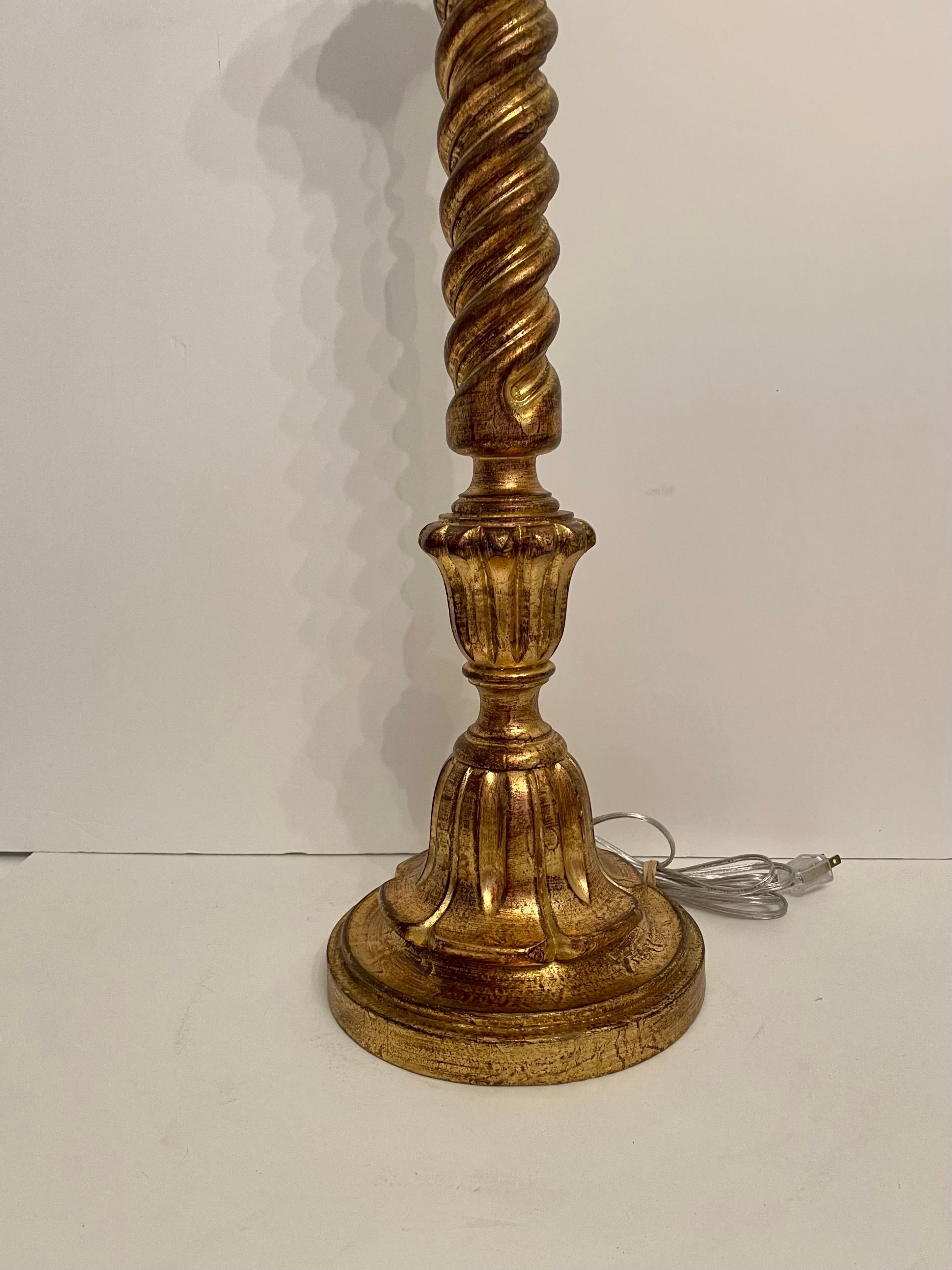 Paire de grandes lampes italiennes en bois doré en vente 6