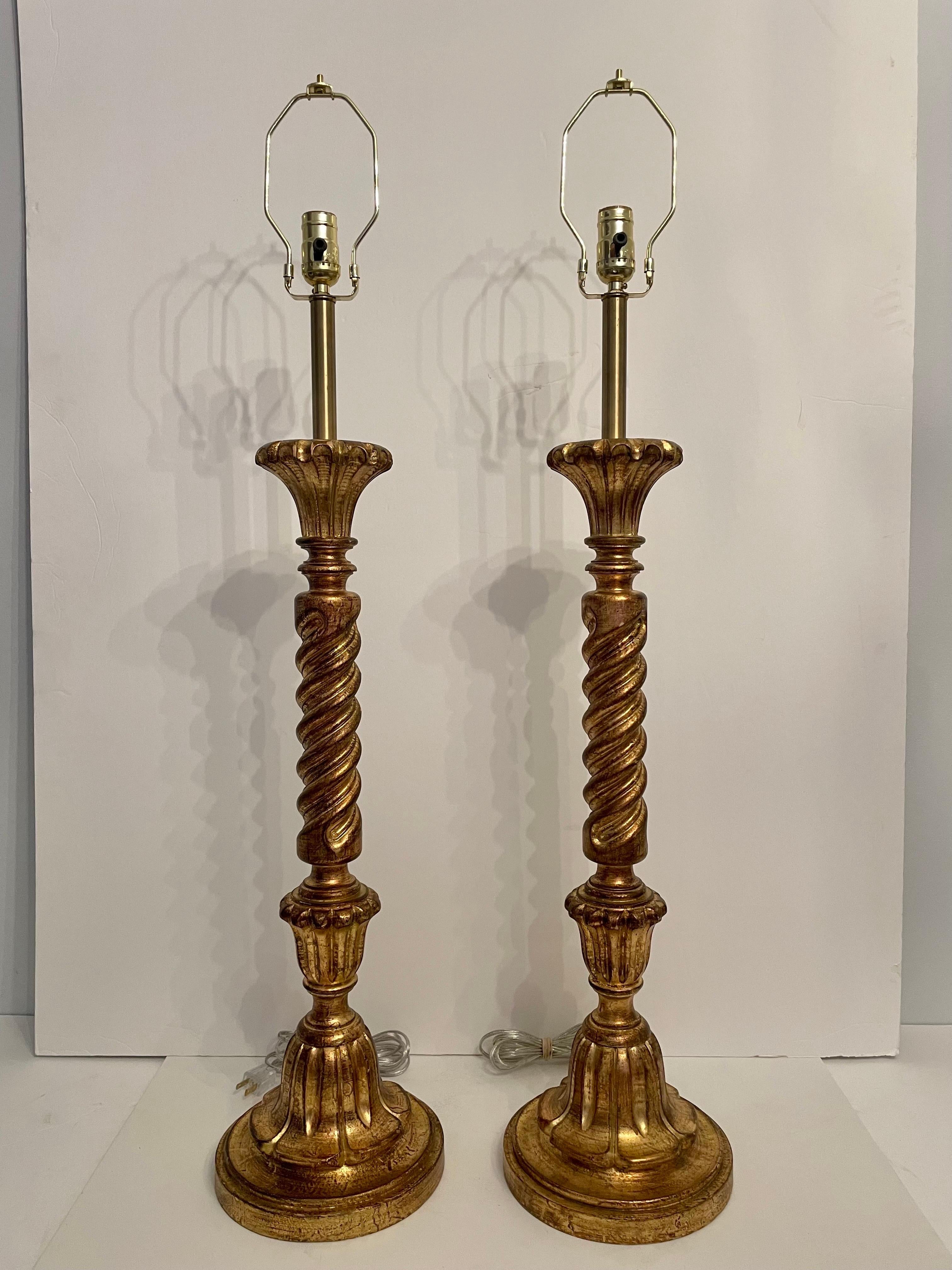 Paire de grandes lampes italiennes en bois doré en vente 8