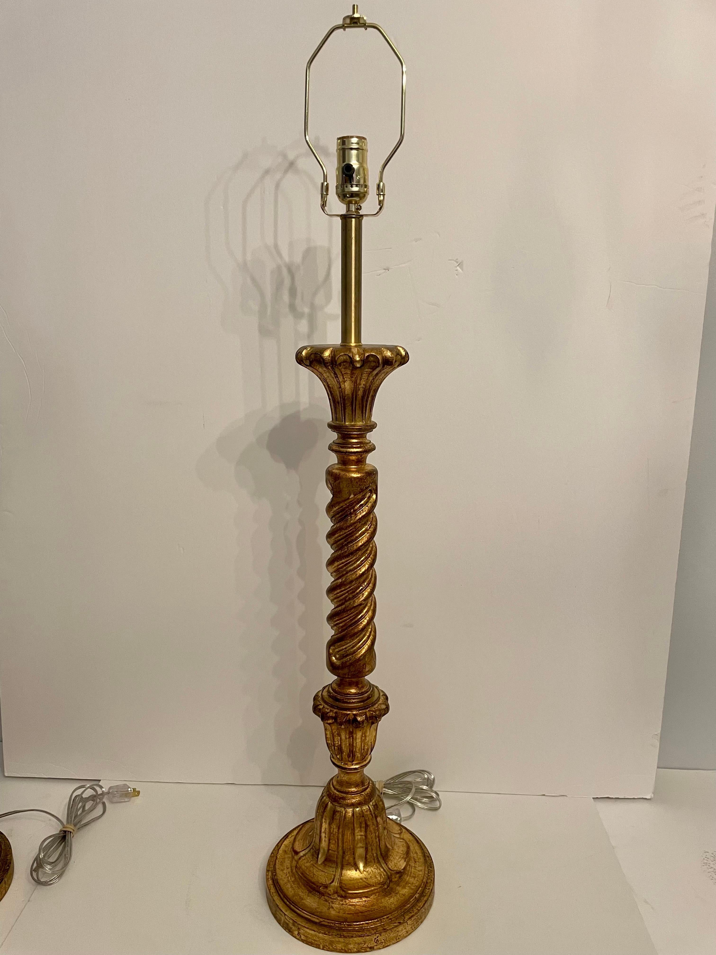 Paire de grandes lampes italiennes en bois doré en vente 2