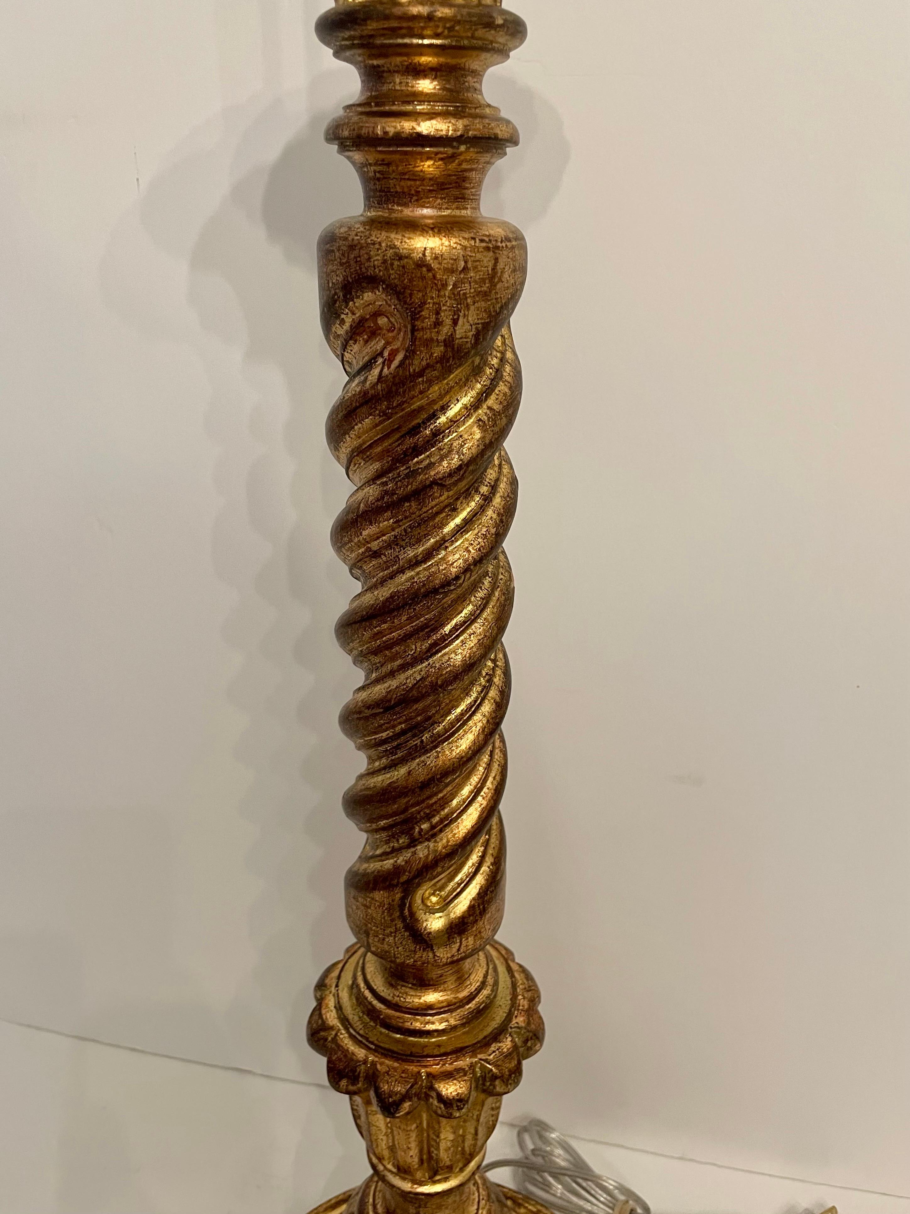 Paire de grandes lampes italiennes en bois doré en vente 3