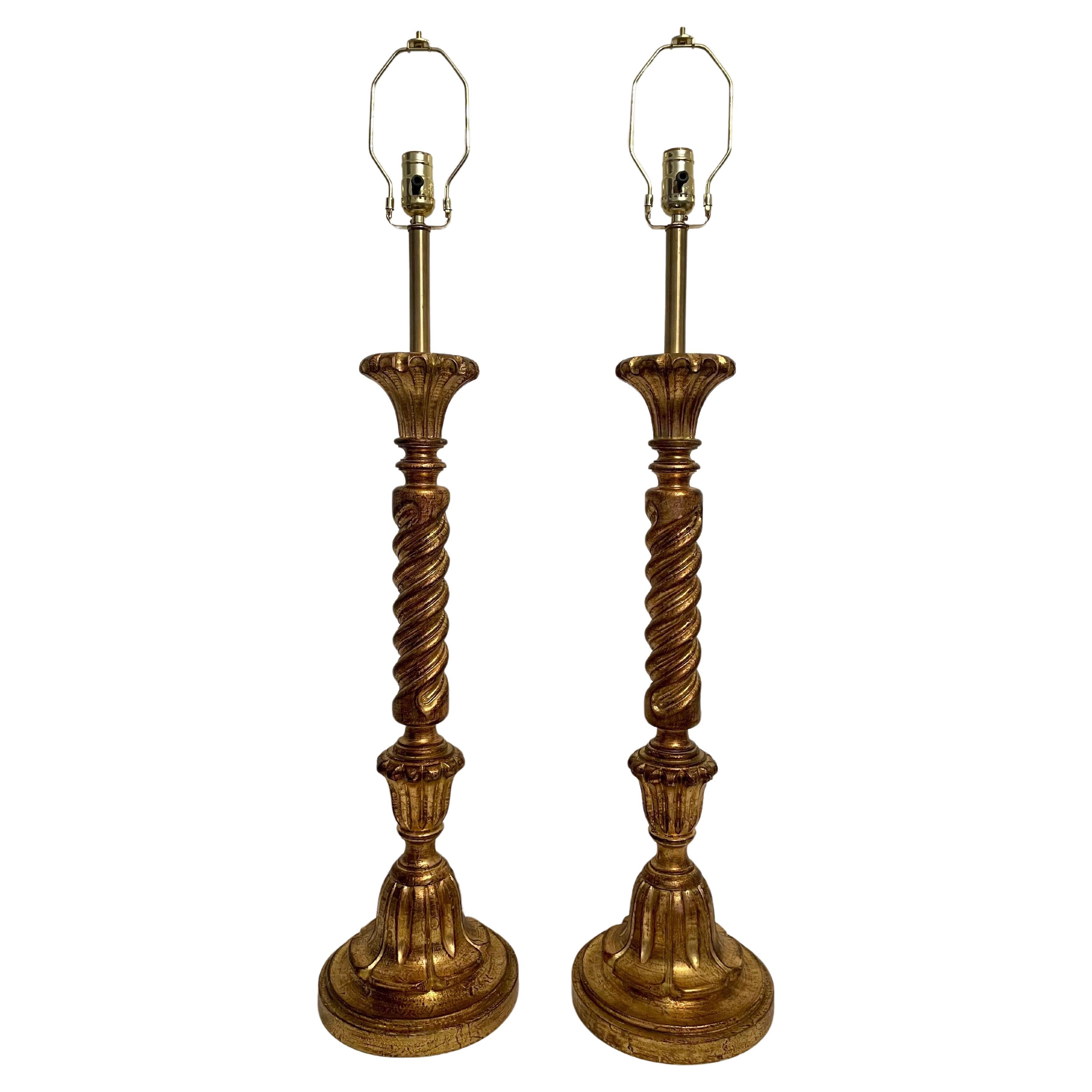 Paire de grandes lampes italiennes en bois doré en vente