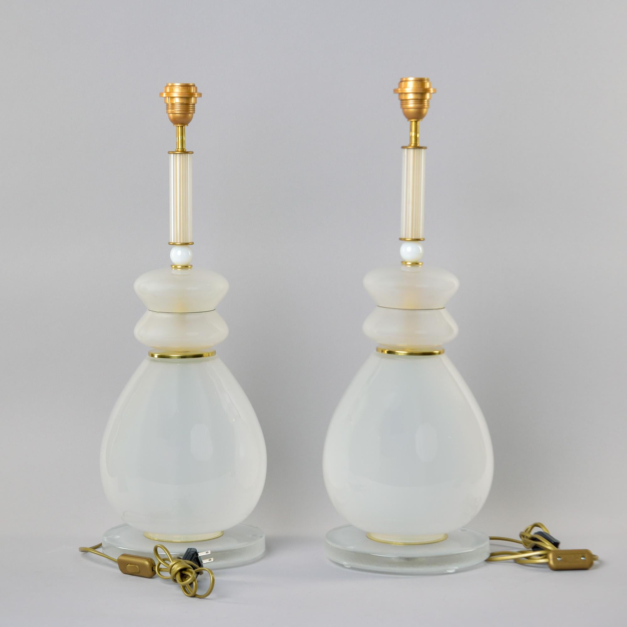 Pareja de Lámparas Altas Nuevas de Cristal de Murano Blanco Semiopaco en venta 5