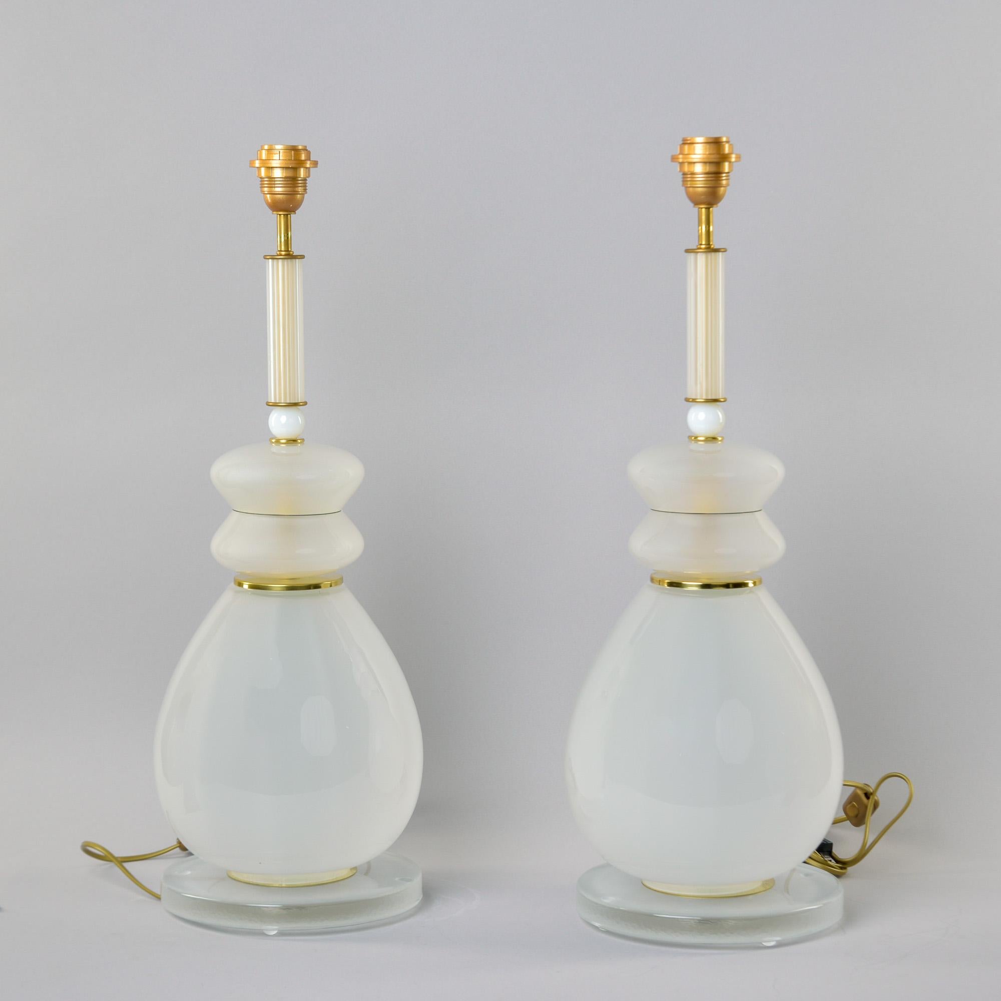 Pareja de Lámparas Altas Nuevas de Cristal de Murano Blanco Semiopaco en venta 6