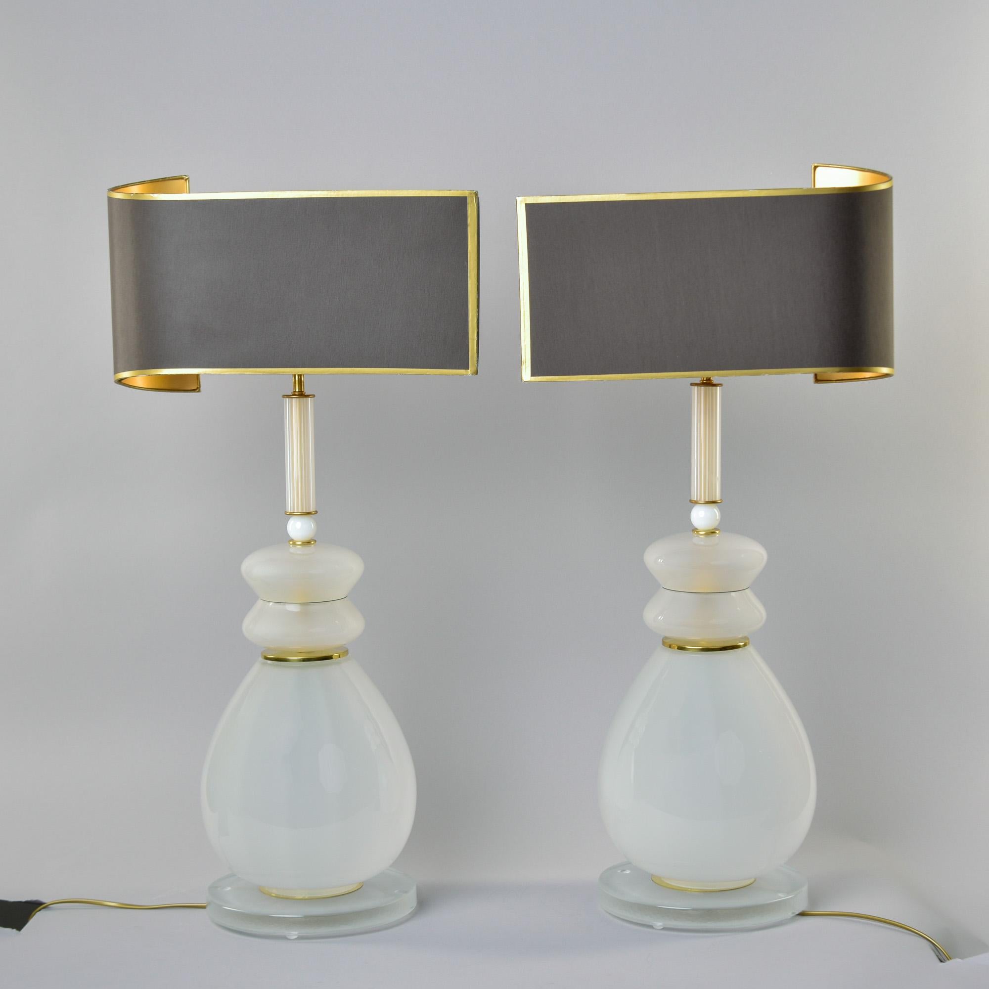 Pareja de Lámparas Altas Nuevas de Cristal de Murano Blanco Semiopaco Italiano en venta