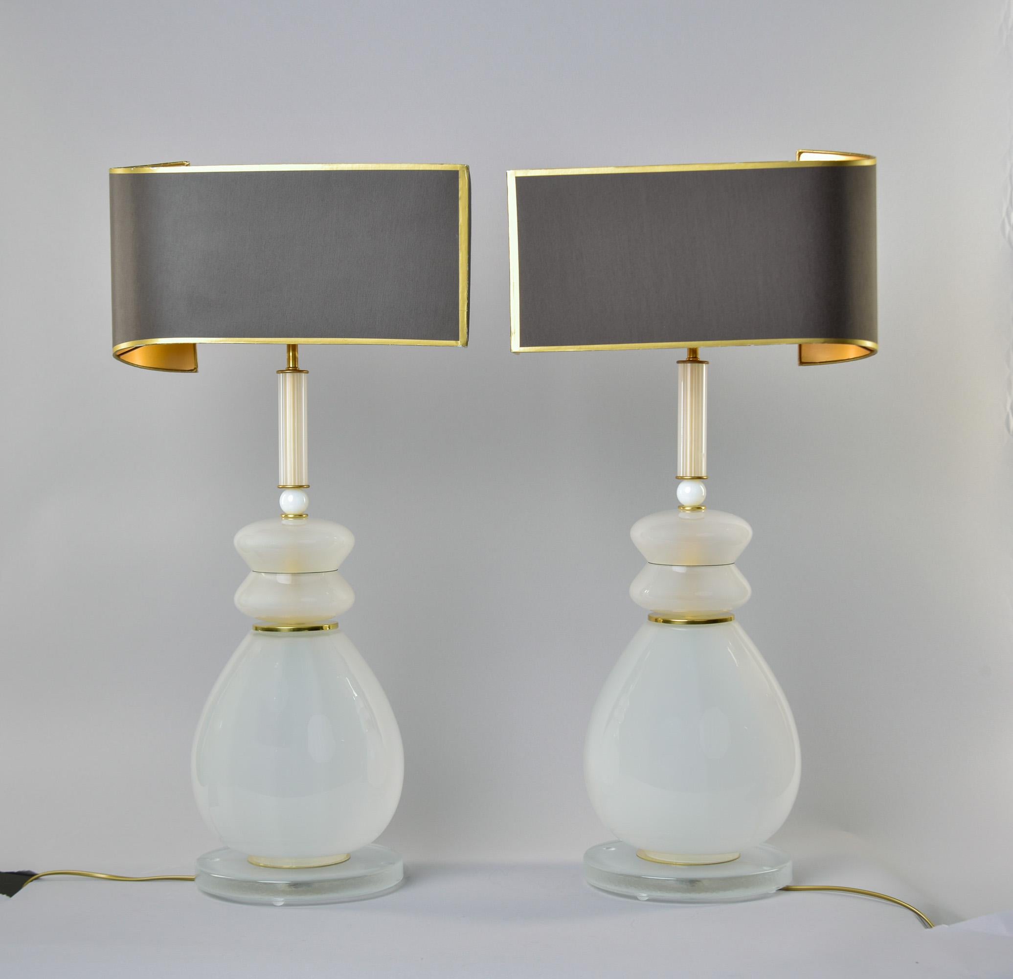 Pareja de Lámparas Altas Nuevas de Cristal de Murano Blanco Semiopaco en Nuevo estado para la venta en Troy, MI