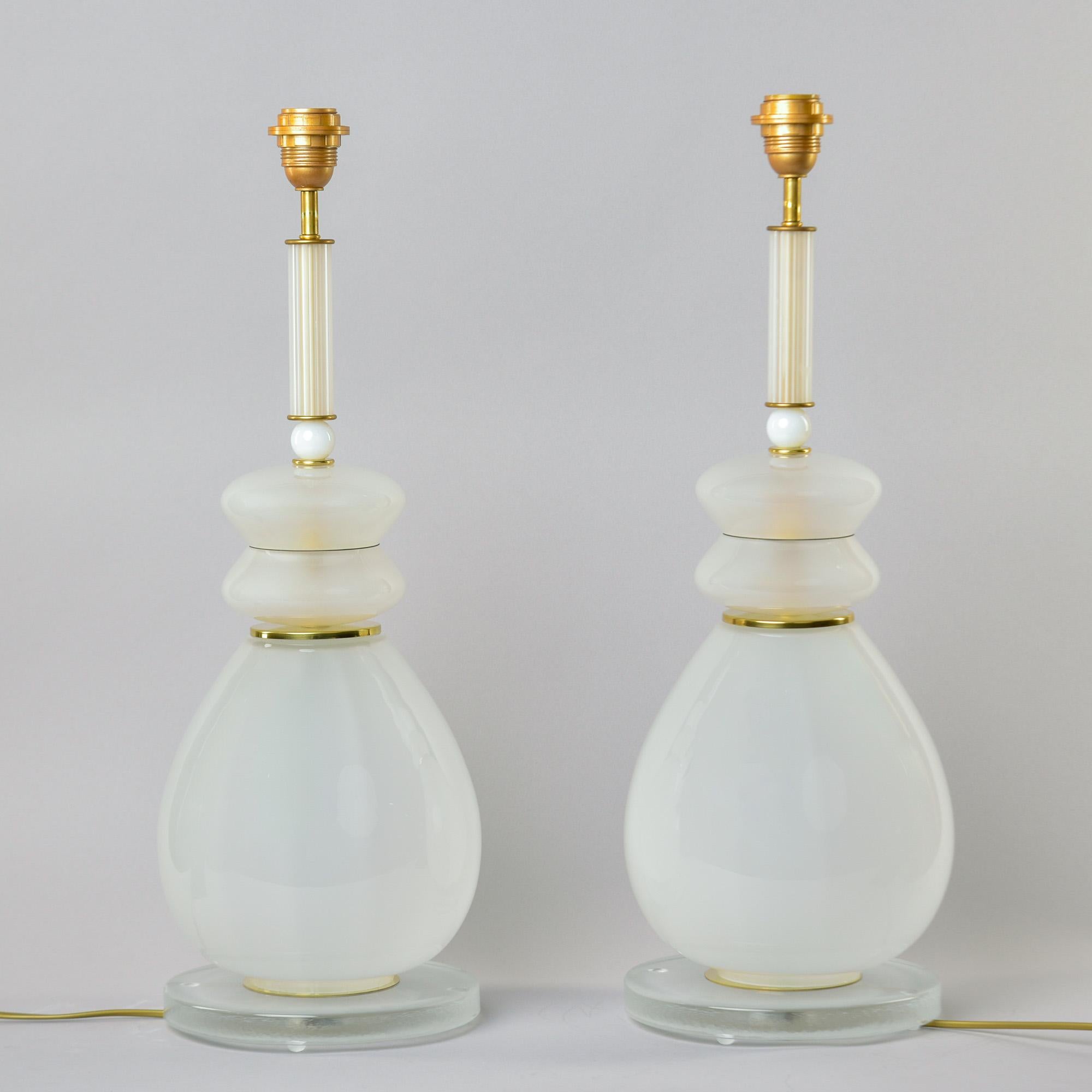 Pareja de Lámparas Altas Nuevas de Cristal de Murano Blanco Semiopaco en venta 2