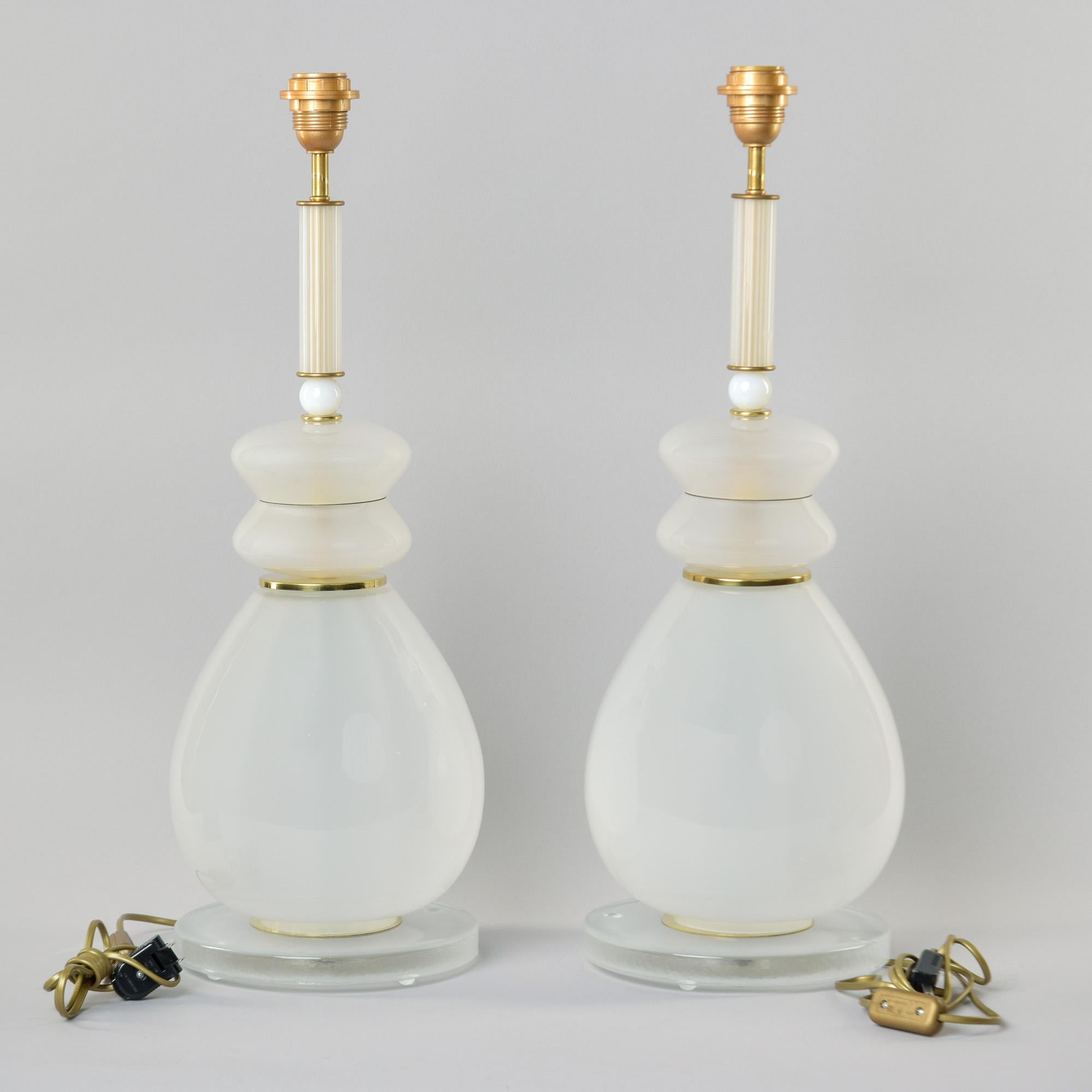 Pareja de Lámparas Altas Nuevas de Cristal de Murano Blanco Semiopaco en venta 4