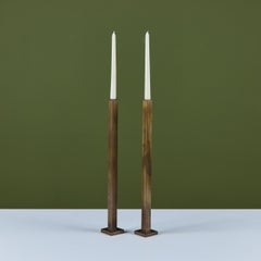 Pareja alta de candeleros de latón de Martha Sturdy