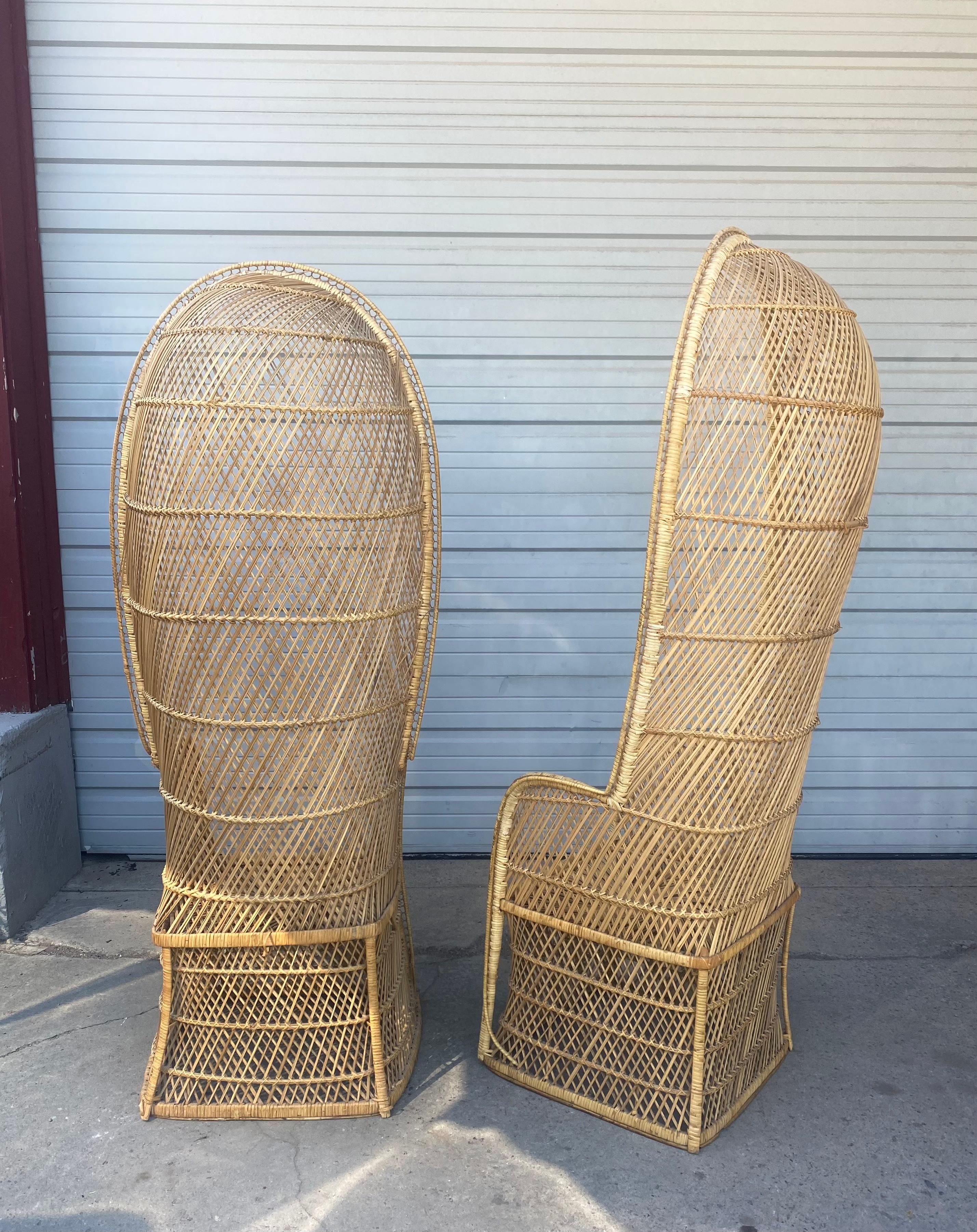 Mid-Century Modern Paire de grandes chaises en rotin style paon, , , à capuchon   en vente