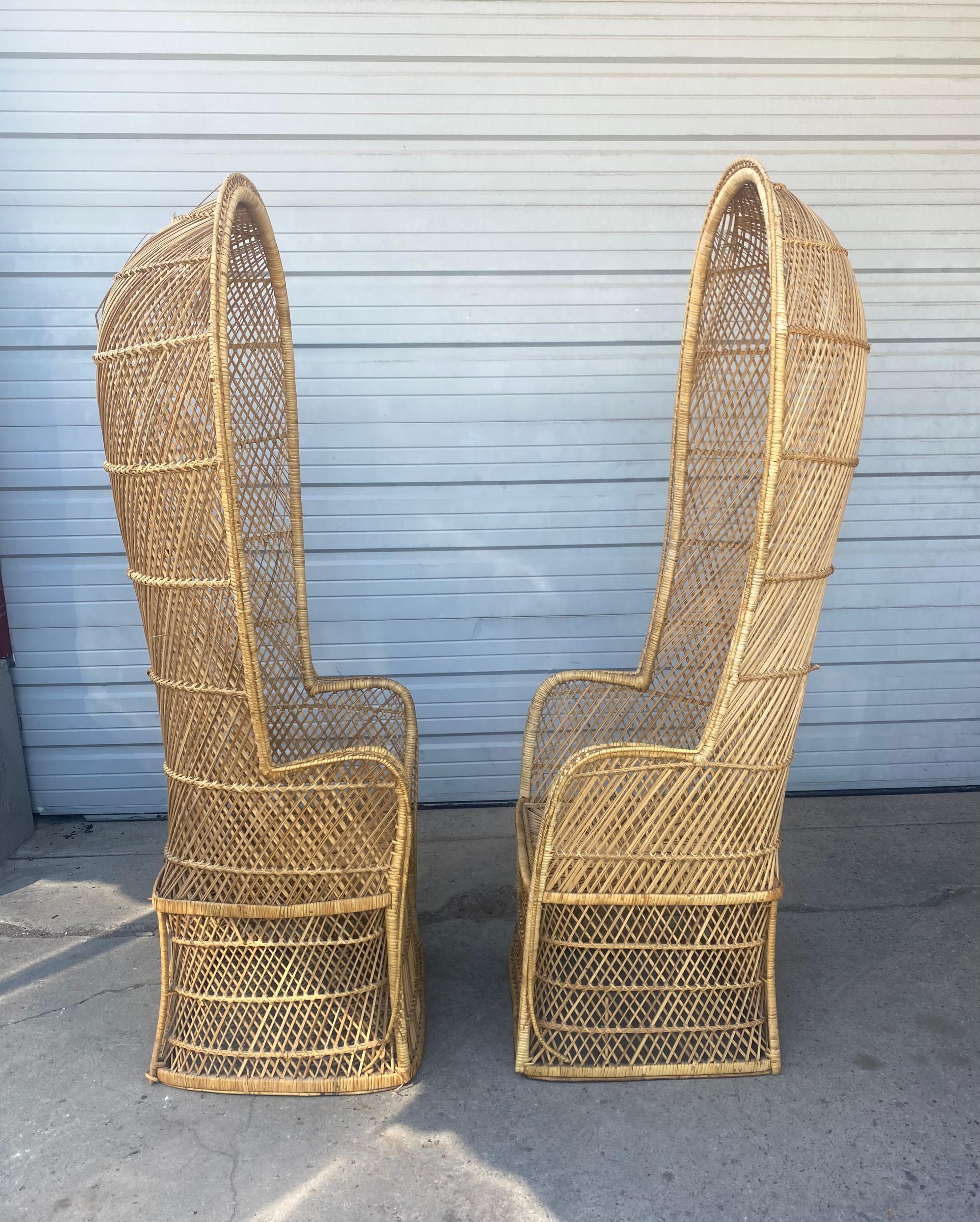 Américain Paire de grandes chaises en rotin style paon, , , à capuchon   en vente