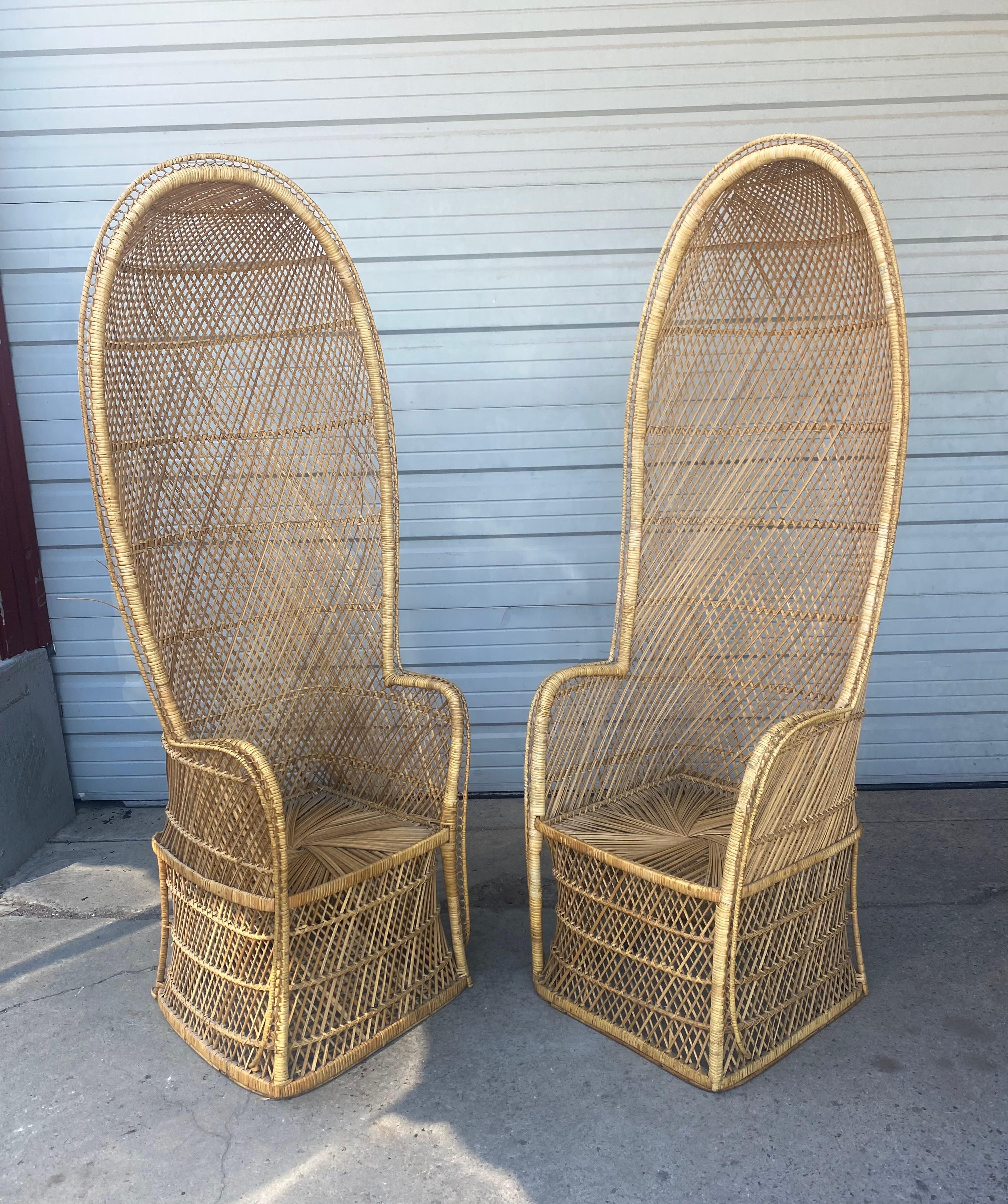 Paire de grandes chaises en rotin style paon, , , à capuchon   Bon état - En vente à Buffalo, NY