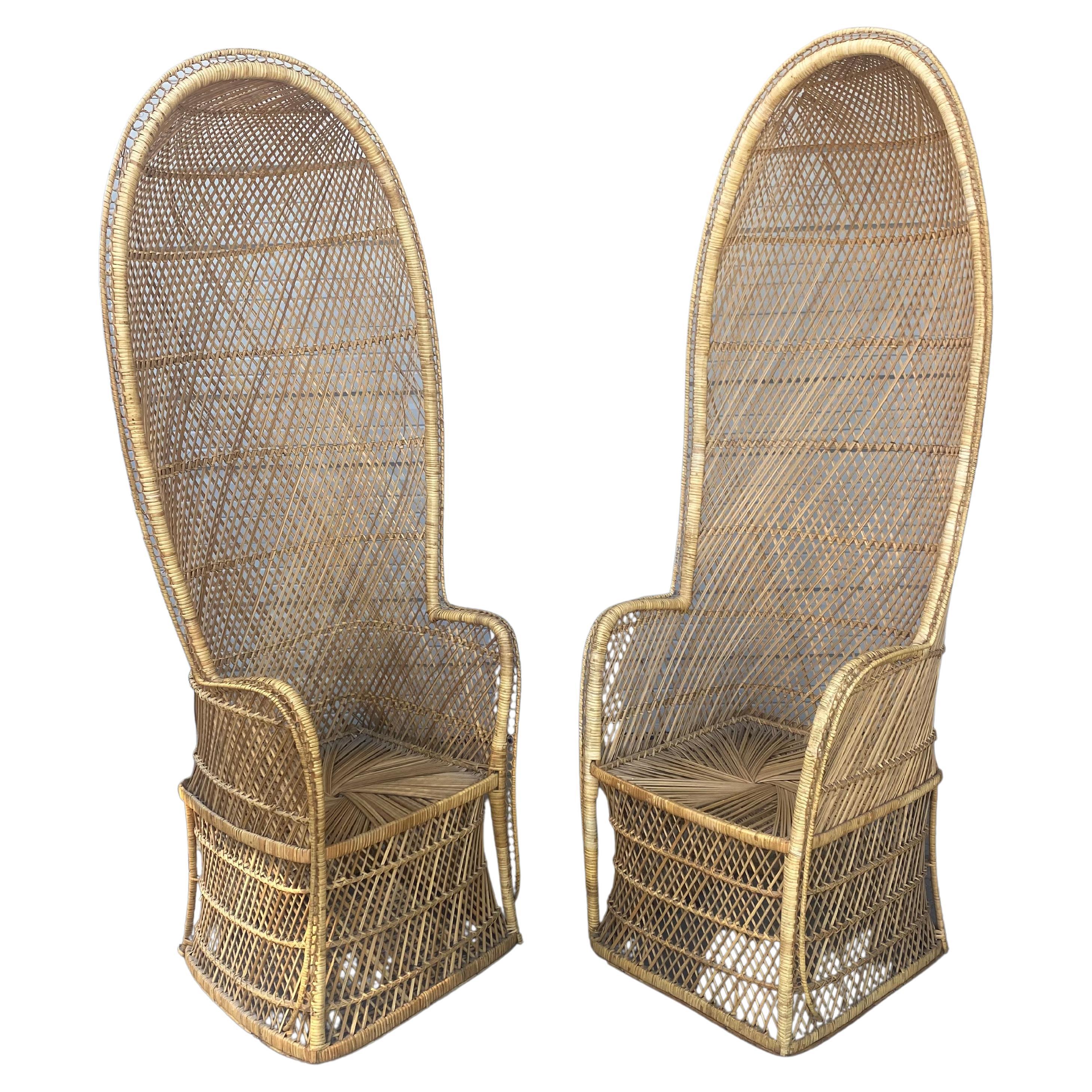 Paar hohe Pfauenstühle aus Rattan und Korbweide im Porters-Stil, , mit Kapuze  