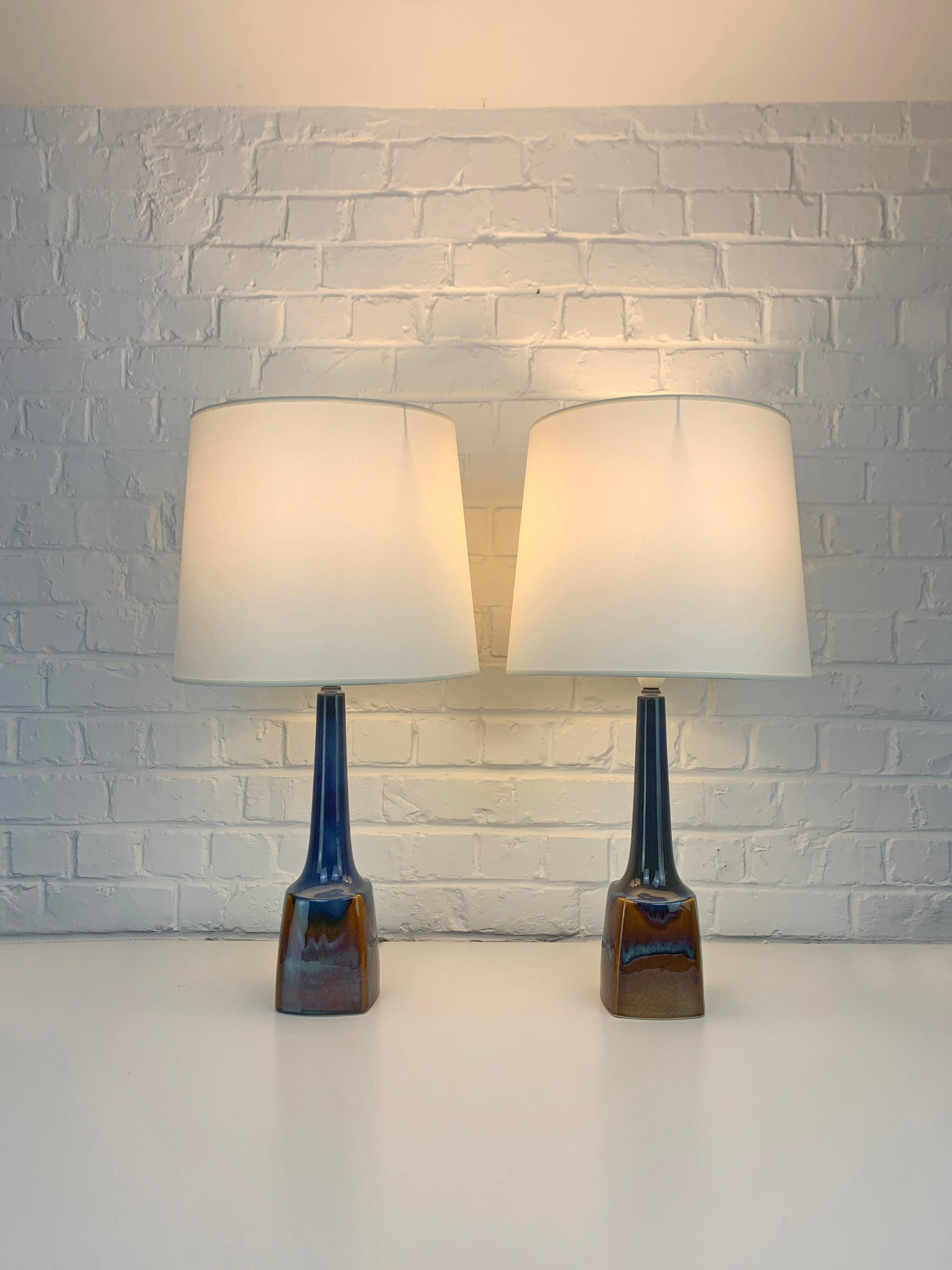 Paire de grandes lampes de table en céramique du milieu du siècle dernier. De belles couleurs dans différentes nuances et dégradés de bleu et de brun-rouge avec des accents de jaune-orange.

Modèle 941 créé par Einar Johansen pour Søholm Stentøj