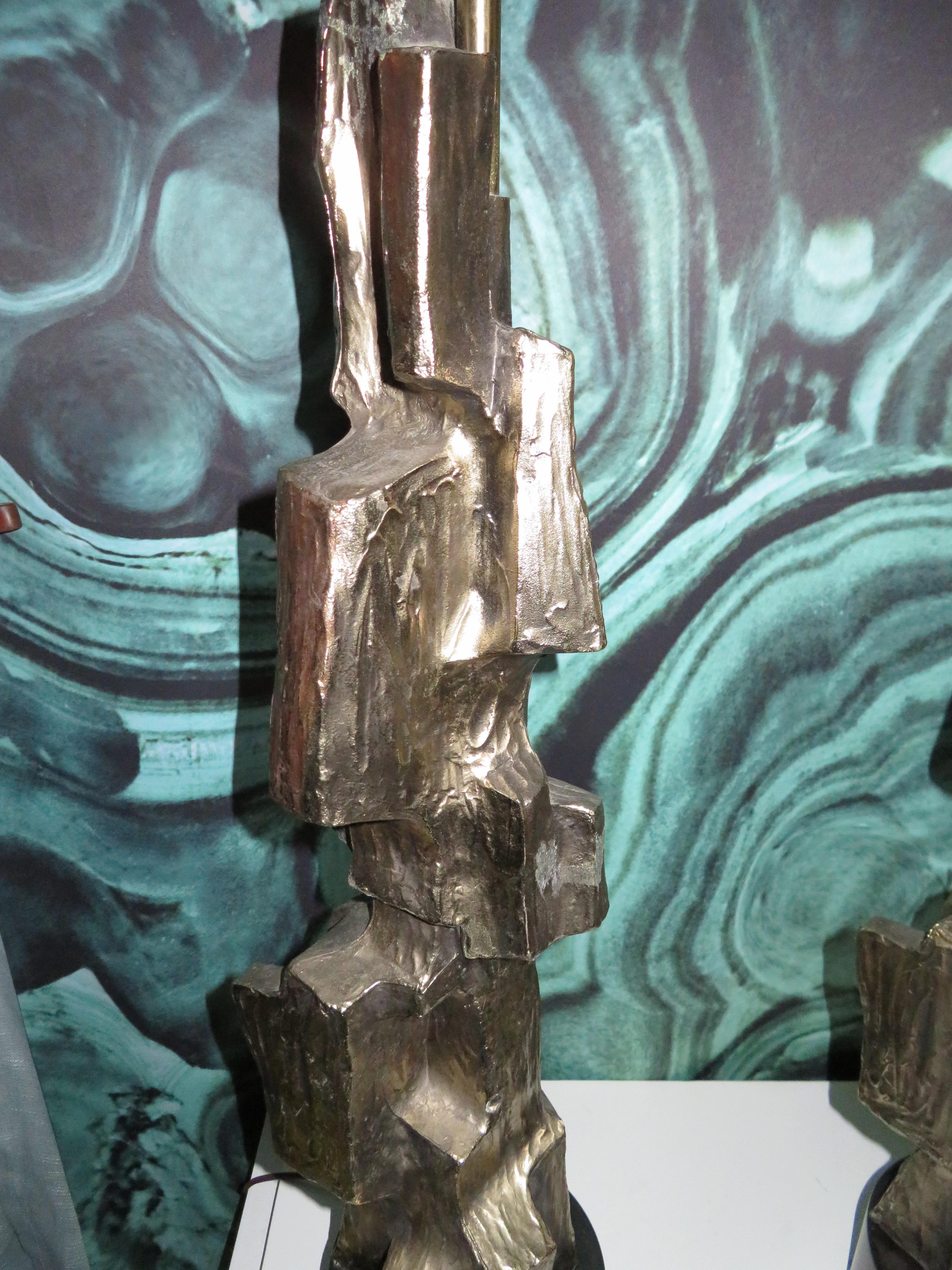 Effet bronze Paire de grandes lampes de bureau brutalistes sculpturales en bronze, Laurel en vente