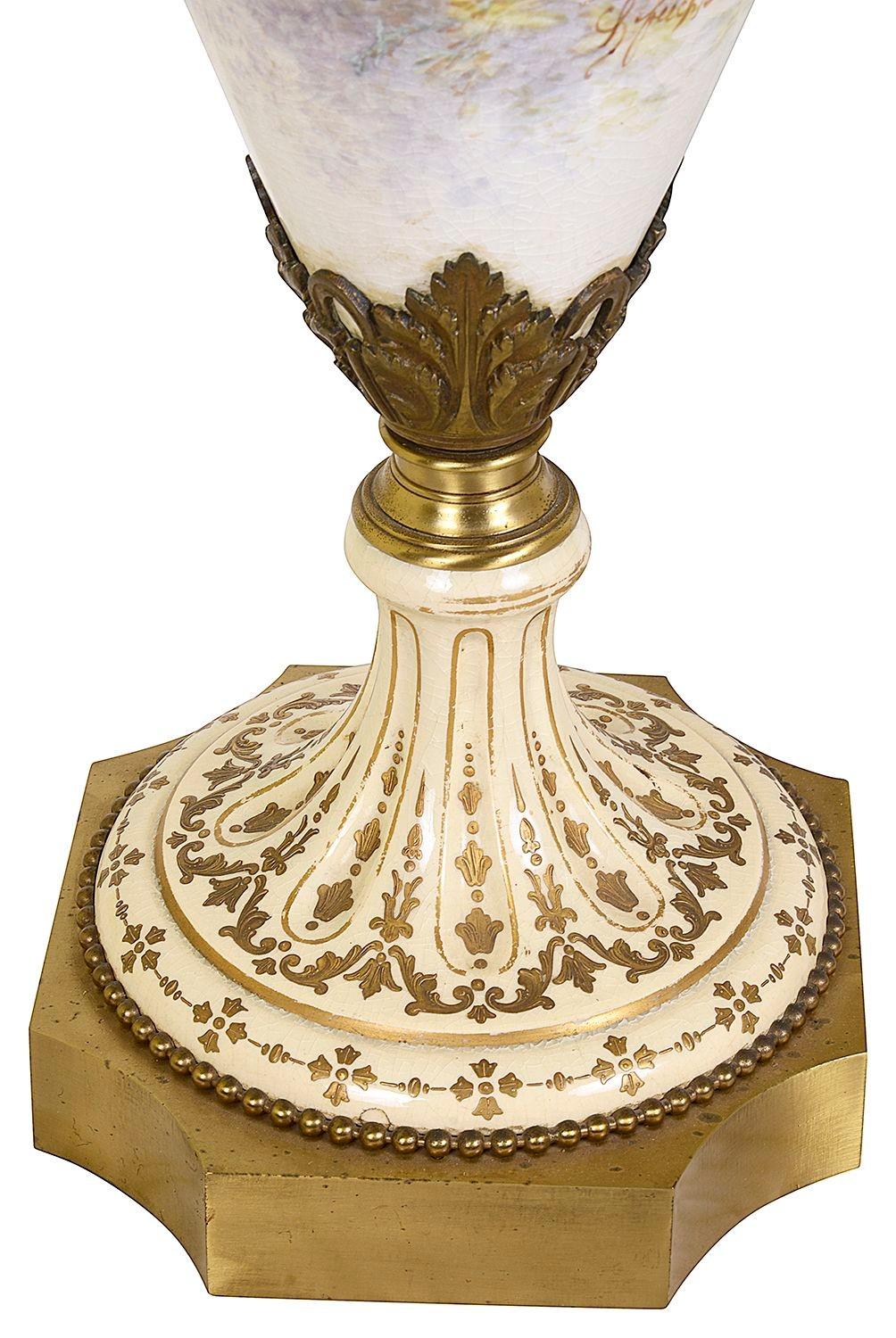 Coppia di vasi alti con coperchio in stile Sèvres, circa 1890. 102 cm di altezza in vendita 3