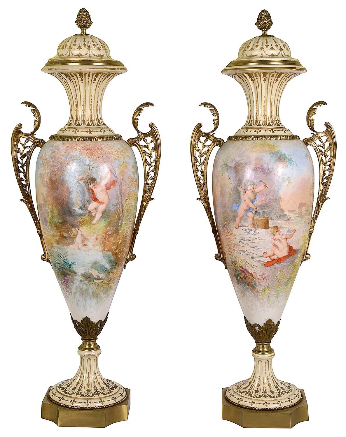 Coppia di vasi con coperchio in porcellana di Sèvres della fine del XIX secolo, di grandi dimensioni e di ottima qualità.
Ognuno di essi presenta meravigliose scene classiche dipinte a mano di dame circondate da putti che passeggiano nel Wood.