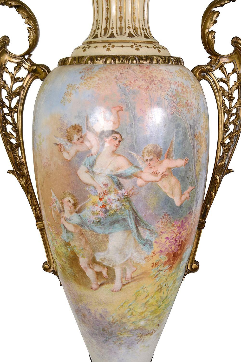 Francese Coppia di vasi alti con coperchio in stile Sèvres, circa 1890. 102 cm di altezza in vendita