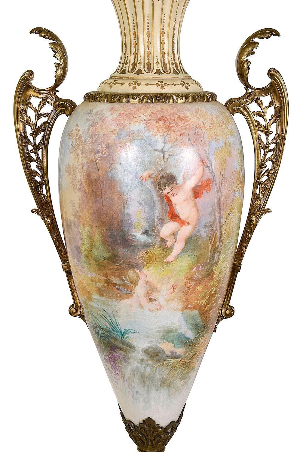 Dipinto a mano Coppia di vasi alti con coperchio in stile Sèvres, circa 1890. 102 cm di altezza in vendita