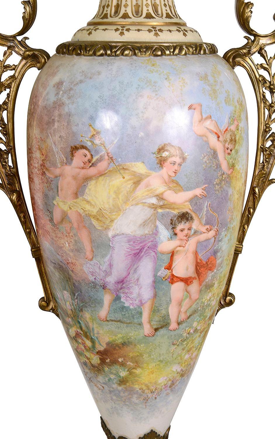 Coppia di vasi alti con coperchio in stile Sèvres, circa 1890. 102 cm di altezza In condizioni buone in vendita a Brighton, Sussex
