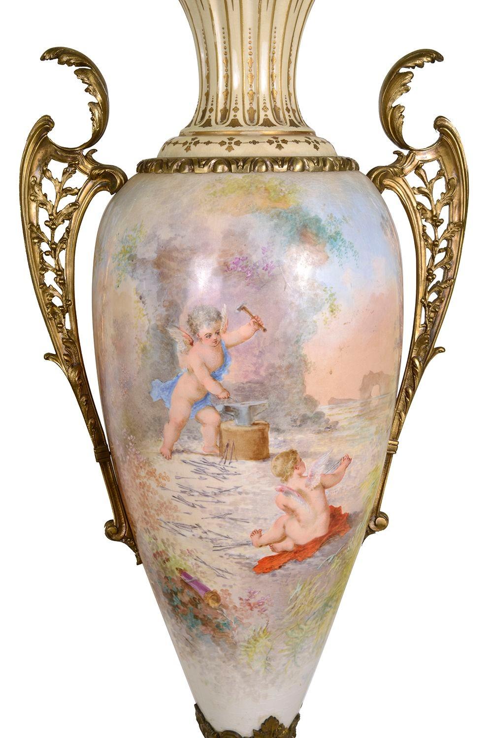 XIX secolo Coppia di vasi alti con coperchio in stile Sèvres, circa 1890. 102 cm di altezza in vendita