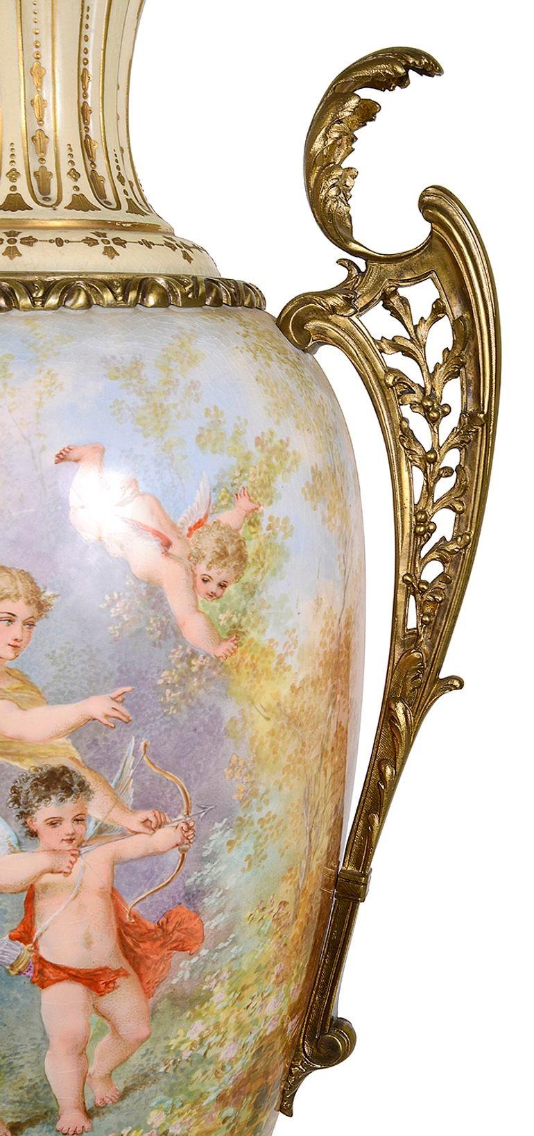 Coppia di vasi alti con coperchio in stile Sèvres, circa 1890. 102 cm di altezza in vendita 1