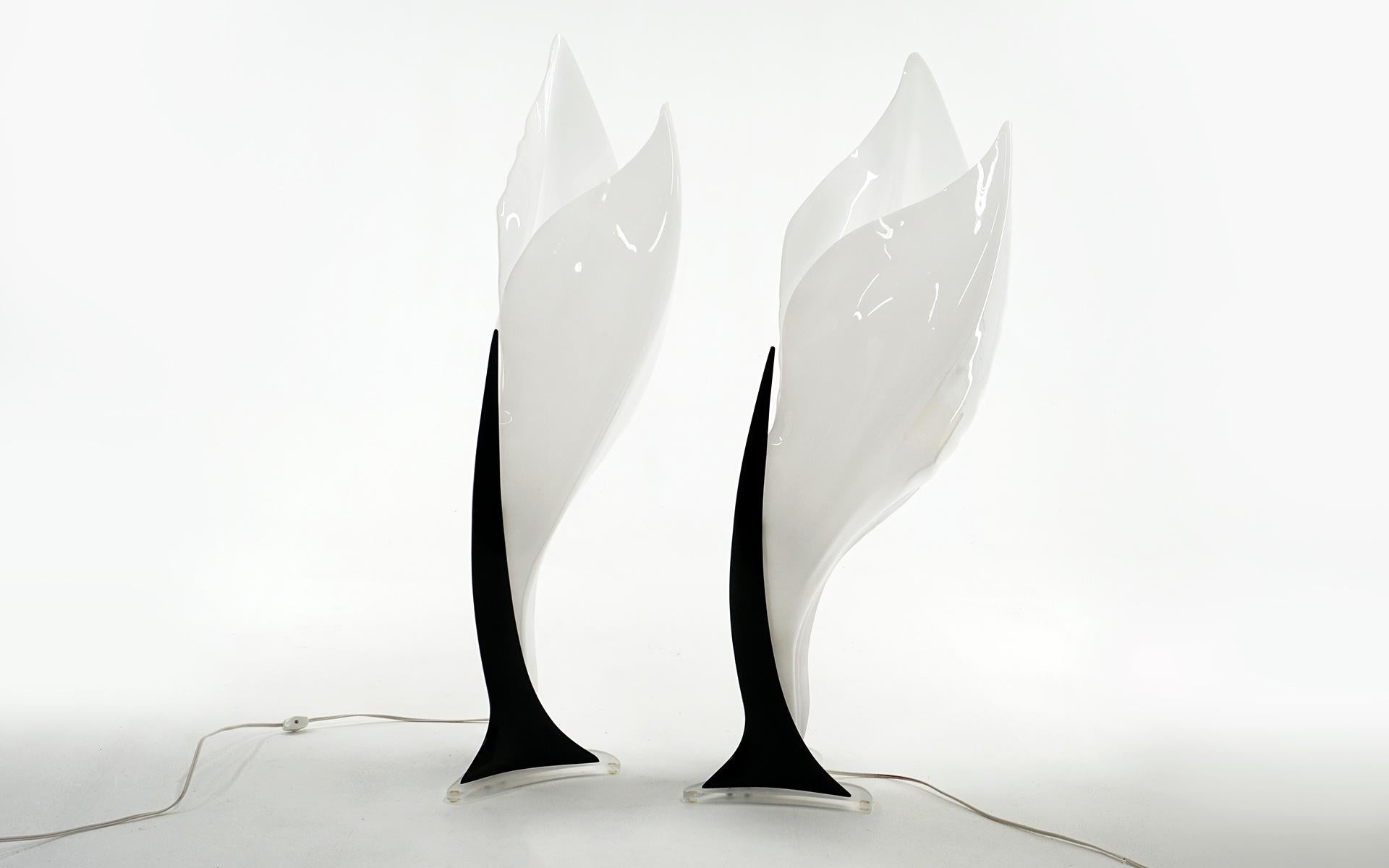 Paire de grandes lampes de table par Roger Rougier, Canada, années 1970. Lucite blanche et noire / Acrylique. D'une taille de trente-huit pouces, c'est une paire étonnante et frappante. Nous avons possédé de nombreuses lampes Rougier dans le passé