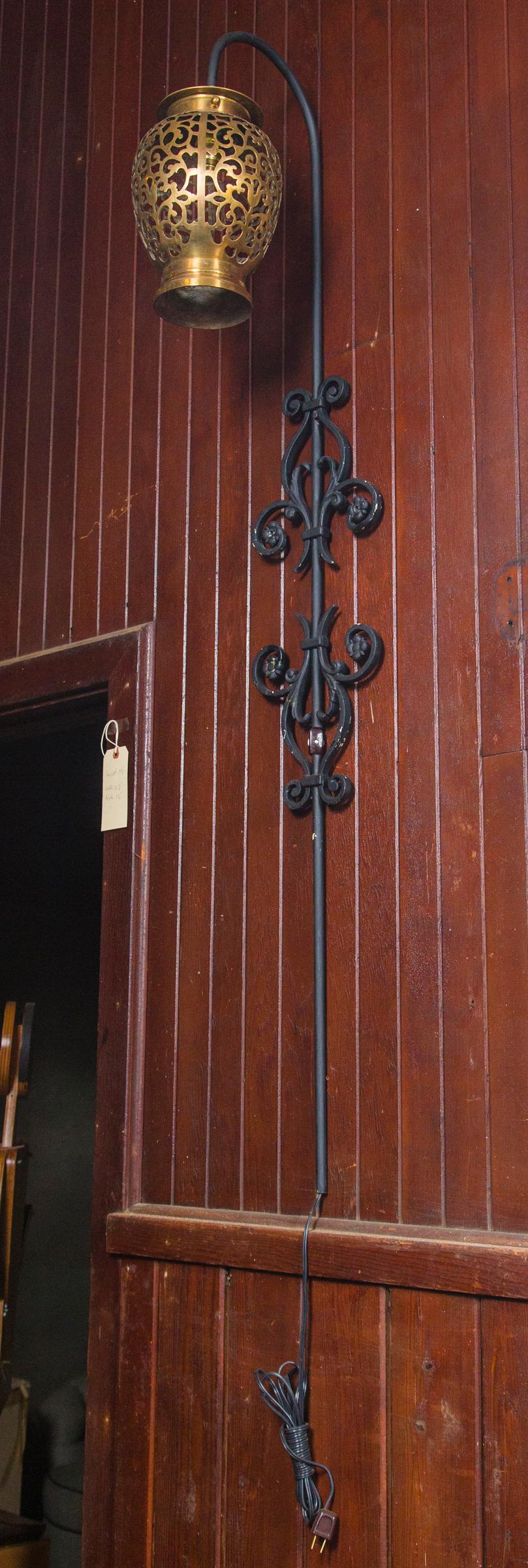 Pièce arrière décorative en fer forgé noir avec des lanternes marocaines en laiton suspendues. Chaque lanterne contient une ampoule standard. Chaque applique est munie d'un cordon à la base avec une prise murale. Chaque lanterne a un diamètre de 8
