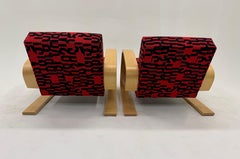 Ein Paar „Tank Chairs 400“ von Alvar Aalto für Artek. Gunnar Aagaard Andersen – Stoffe.