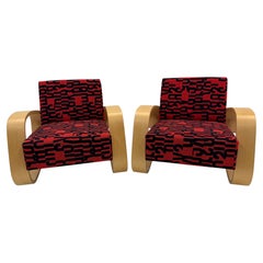 Ein Paar „Tank Chairs 400“ von Alvar Aalto für Artek. Gunnar Aagaard Andersen – Stoffe.