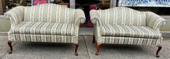Coppia di divanetti Taylor-King Queen Anne Camelback, blu con motivi floreali e strisce bianche