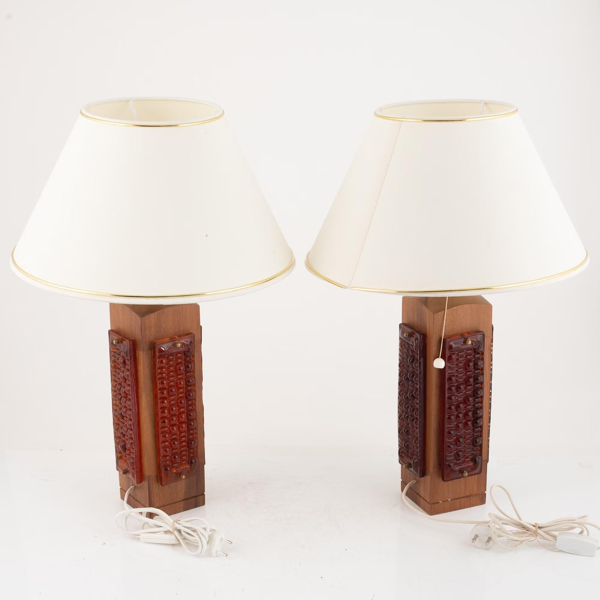 Paire de lampes de table en verre moulé ambré et bois de teck. Glas & Tra Hovmantorp, Suède, années 1960
Bon état.
Prix pour 1 paire de lampes de table, sans abat-jour.