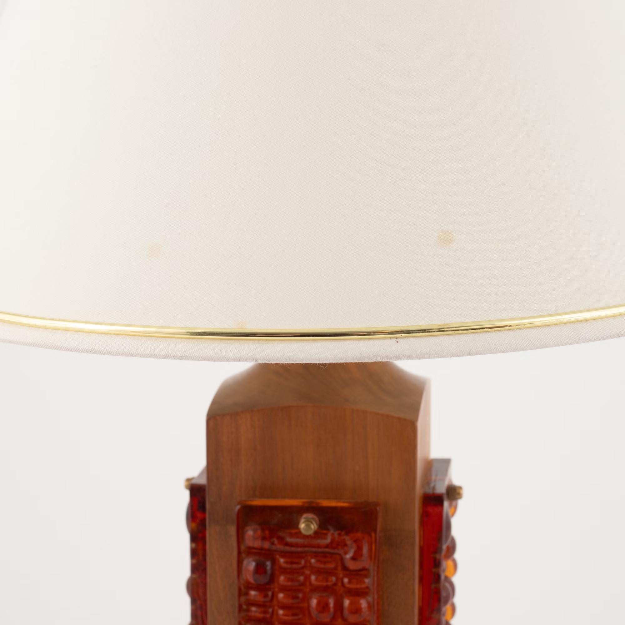 Suédois Paire de lampes de table en teck et verre moulé, Hovmantorp, Suède, années 1960 en vente