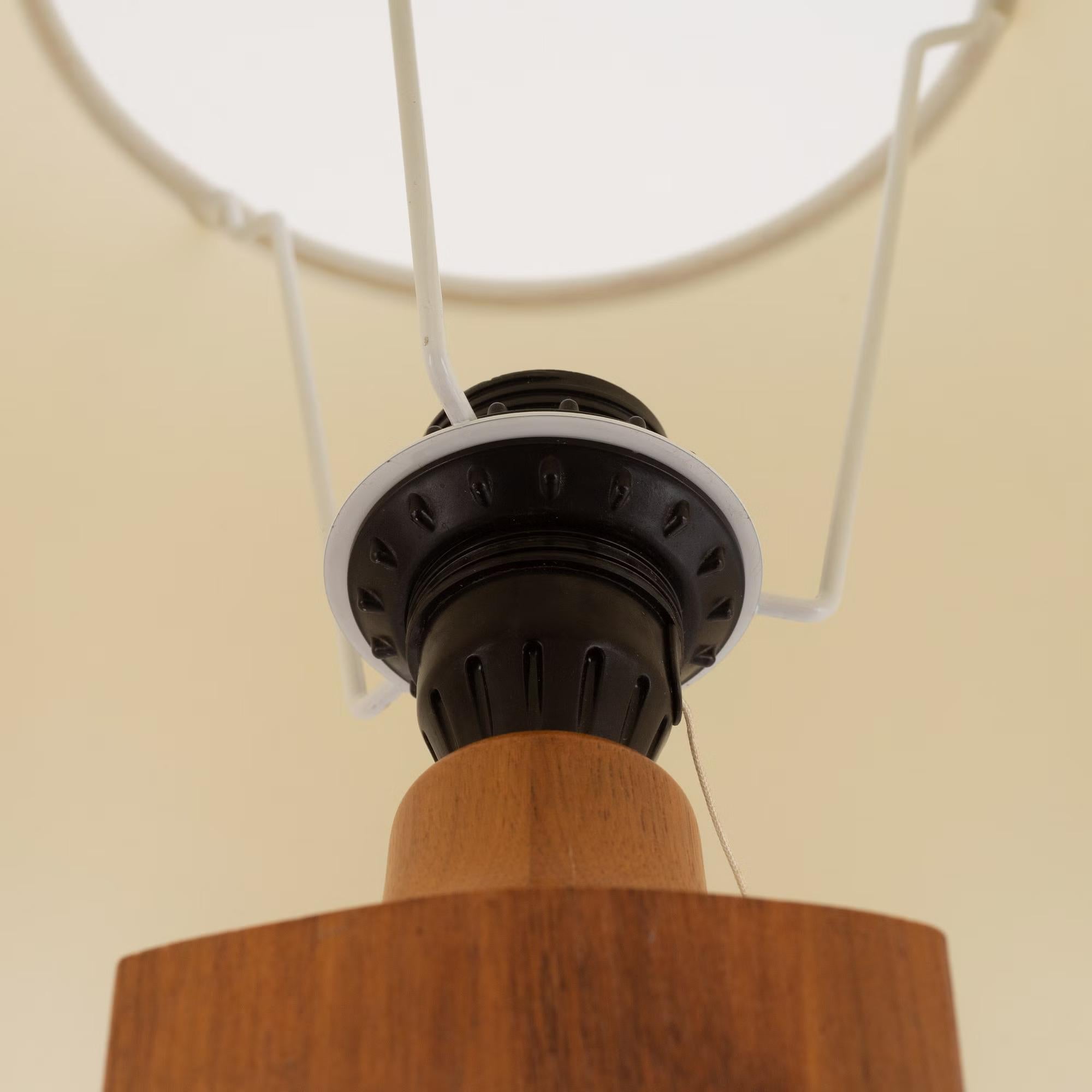 Paire de lampes de table en teck et verre moulé, Hovmantorp, Suède, années 1960 Bon état - En vente à Paris, FR