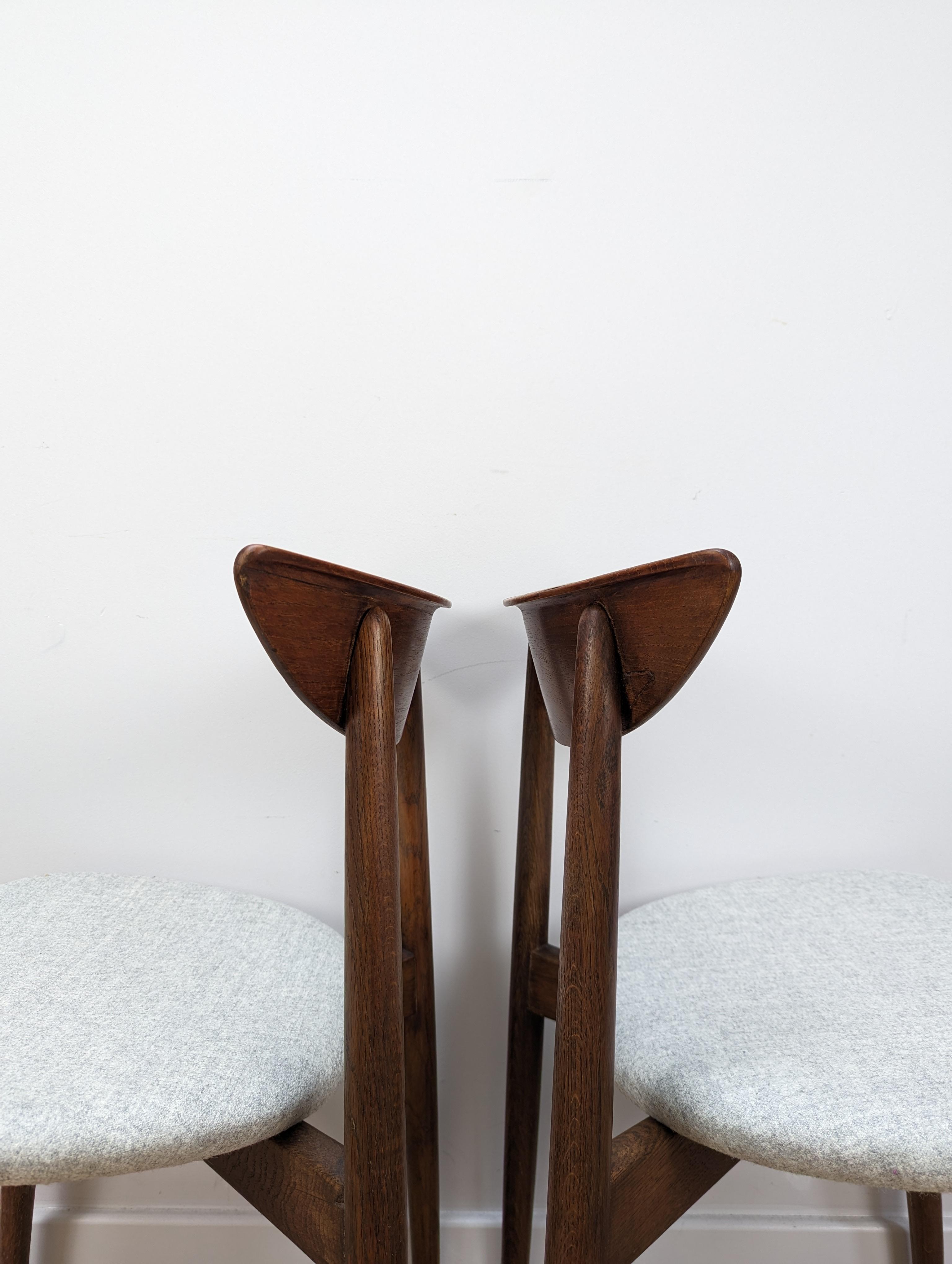 Dieses Paar Stühle aus Teakholz, das Harry Østergaard für die Randers Møbelfabrik entworfen hat, ist mit seiner schön geformten Rückenlehne und den gespreizten Beinen zeitlos. Das Ergebnis ist ein eleganter Stuhl, auf dem man unglaublich bequem