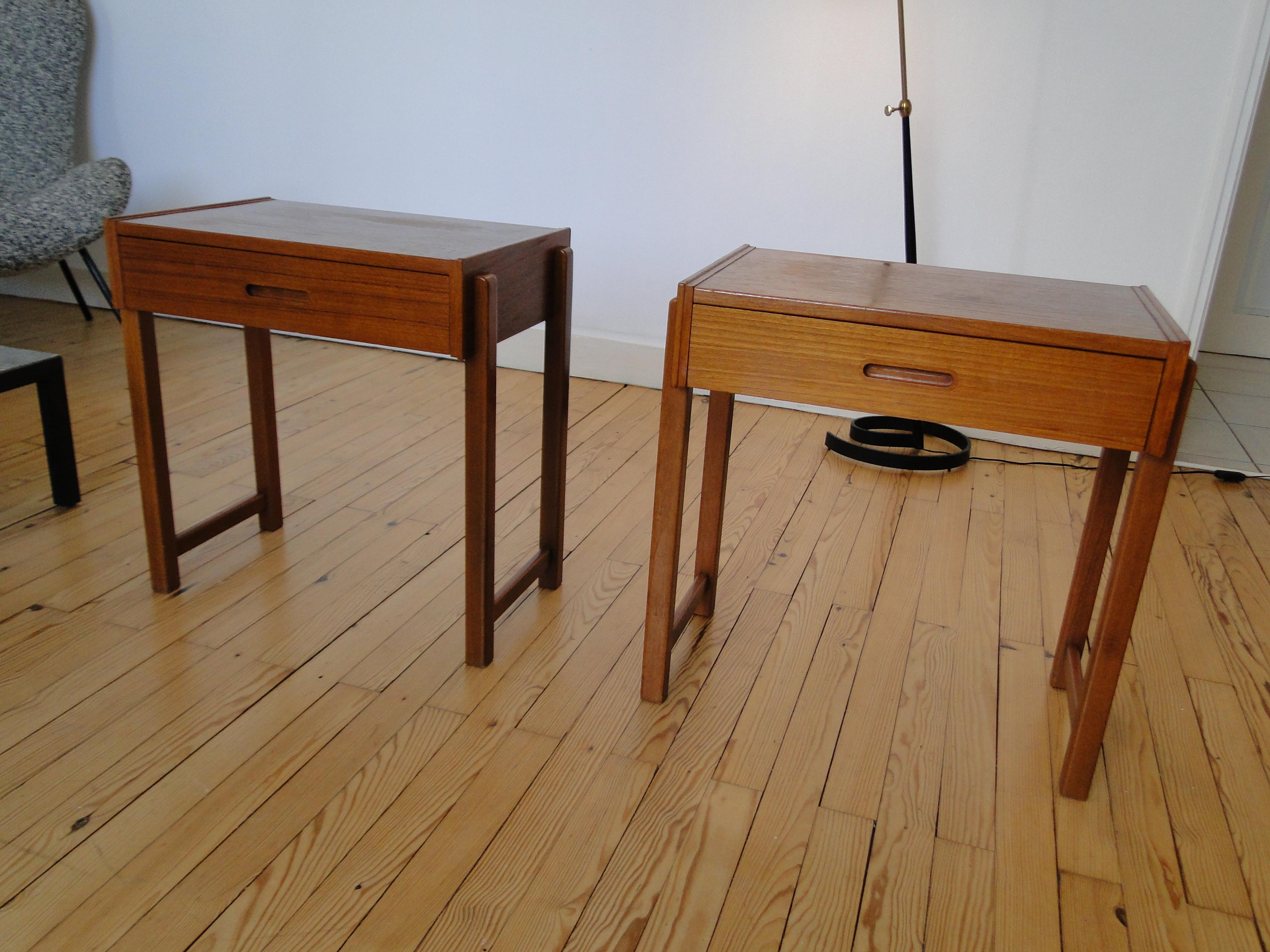 20ième siècle Paire de tables de chevet en teck des années 1950, Suède en vente