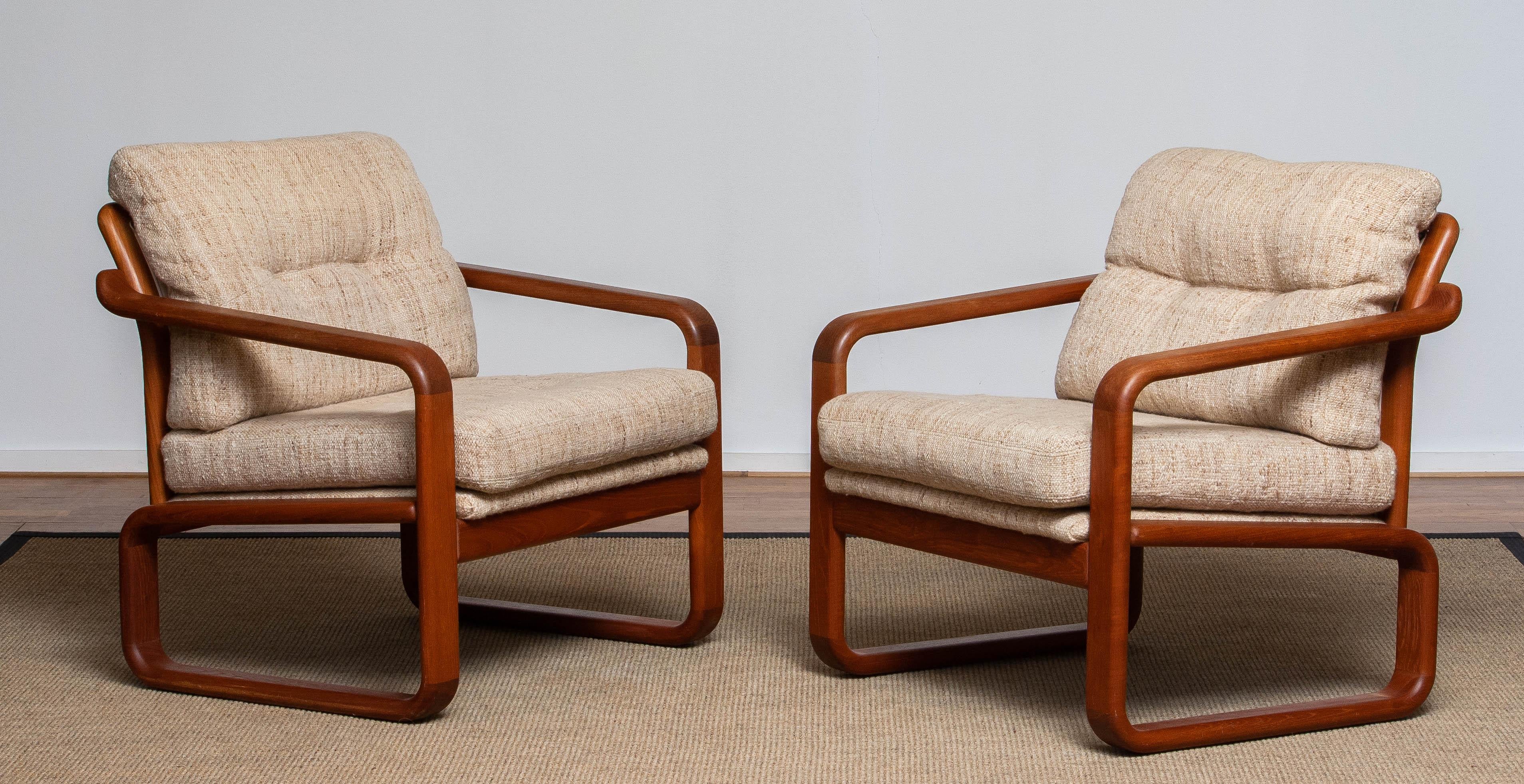 Fauteuils typiques et magnifiques des années 1980, conçus et fabriqués par DHS Design au Danemark. Seuls les meilleurs matériaux et techniques sont utilisés pour la construction de ces chaises qui supportent très bien. En général en très bon état.
