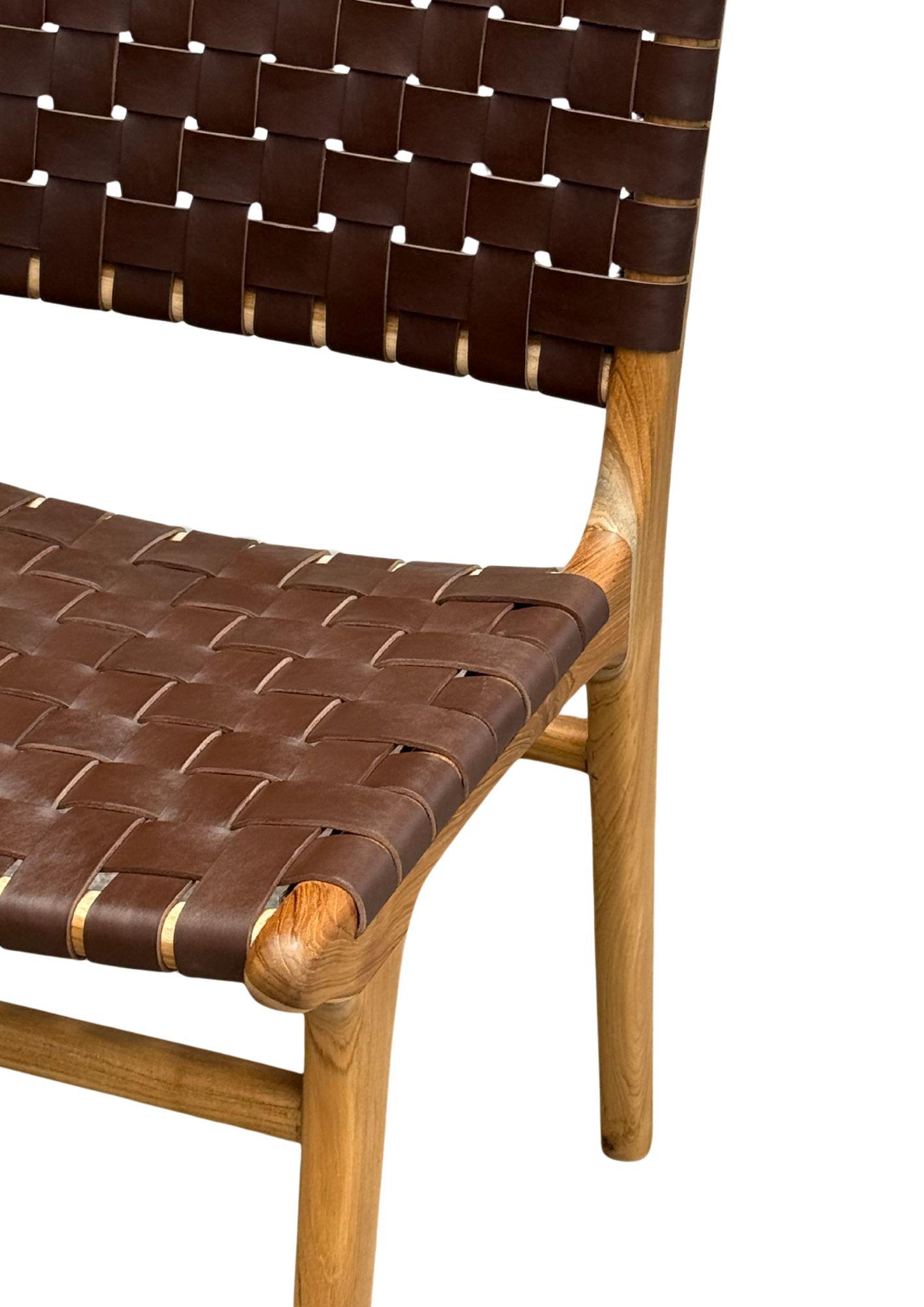 Ein Paar handgefertigte Teakholzrahmen und geflochtene Lederriemenstühle. Diese Stühle werden von lokalen Handwerkern mit einer Holzverbindungstechnik ohne Nägel hergestellt. Sie weisen eine dezente Holzstruktur auf und sind robust und
