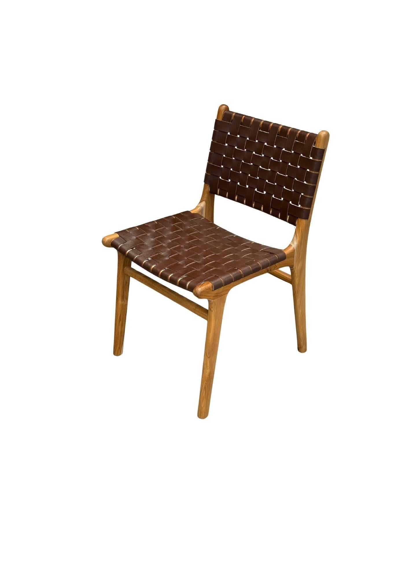 Paar Stühle mit Teakholzrahmen und geflochtenem Ledersitz (Moderne) im Angebot