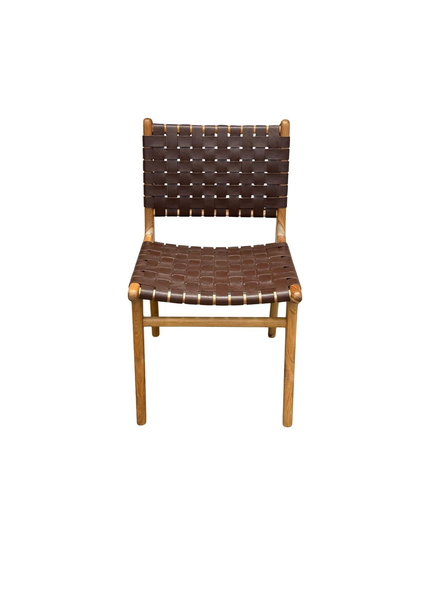 Paar Stühle mit Teakholzrahmen und geflochtenem Ledersitz (Indonesisch) im Angebot