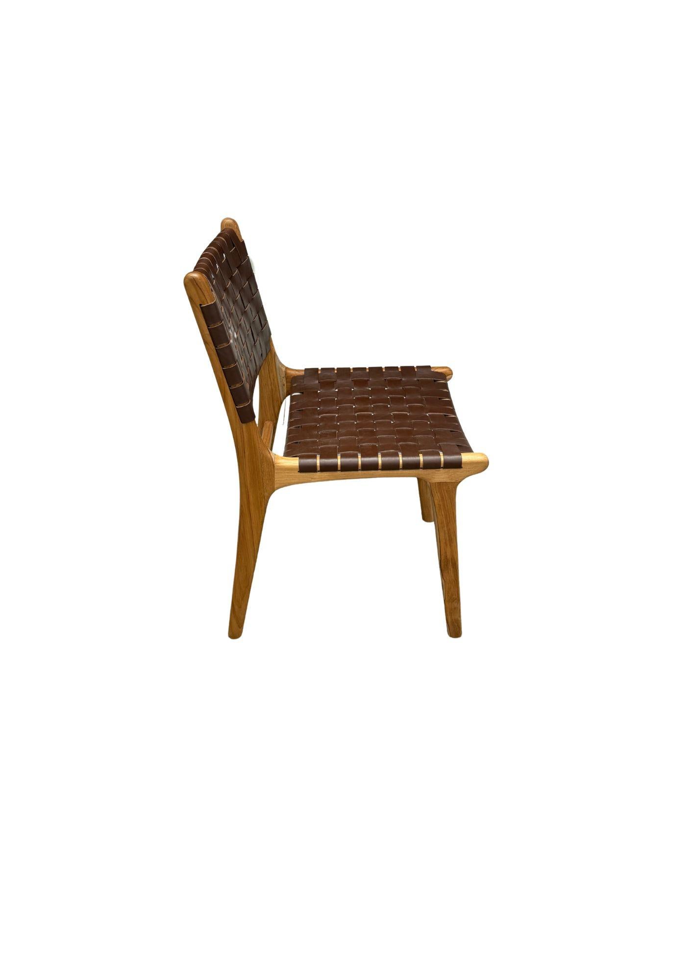 Paar Stühle mit Teakholzrahmen und geflochtenem Ledersitz (Handgefertigt) im Angebot
