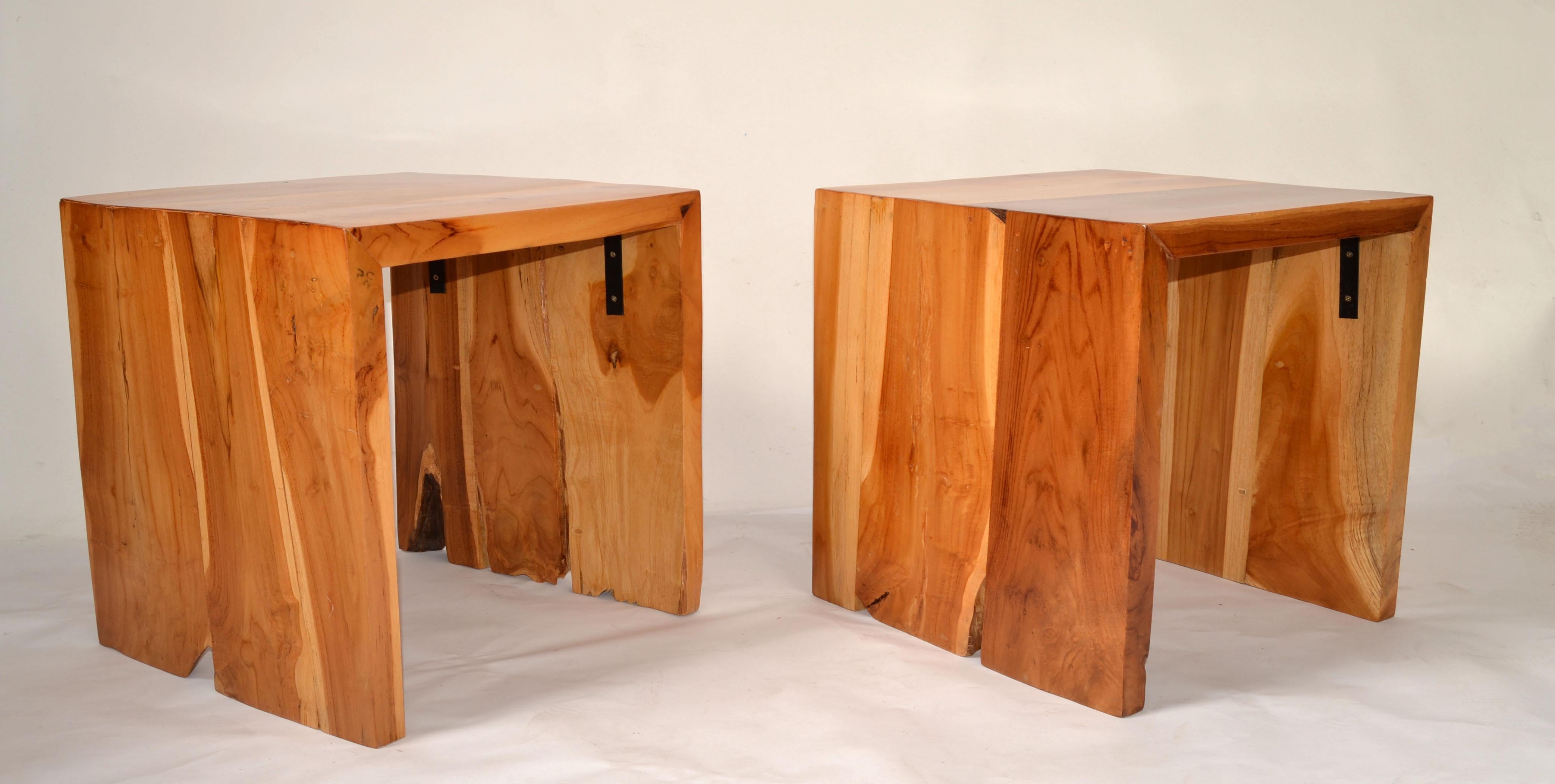 Pareja de mesas auxiliares, de bebidas o de noche, de madera de teca natural, fabricadas en Indonesia a la manera de los ebanistas George Nakashima.
Diseño moderno y orgánico con formas equilibradas y naturales.
Minimalismo e Idea práctica se