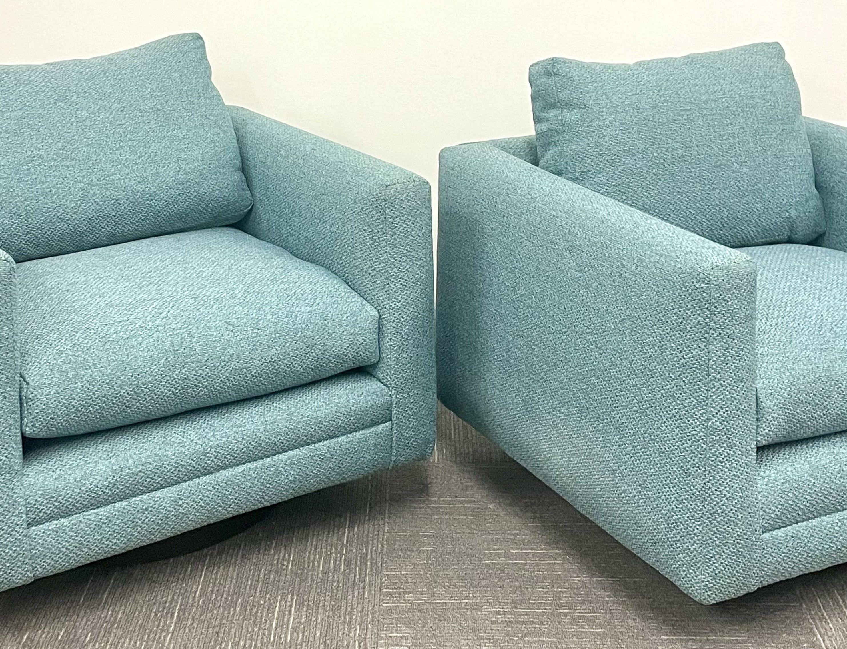 Paire de fauteuils de salon pivotants de style Milo Baughman, modernes du milieu du siècle, bleu sarcelle, carrés

De couleur ciel ou bleu céleste, cette paire élégante présente une forme carrée rare et difficile à trouver, soutenue par de solides